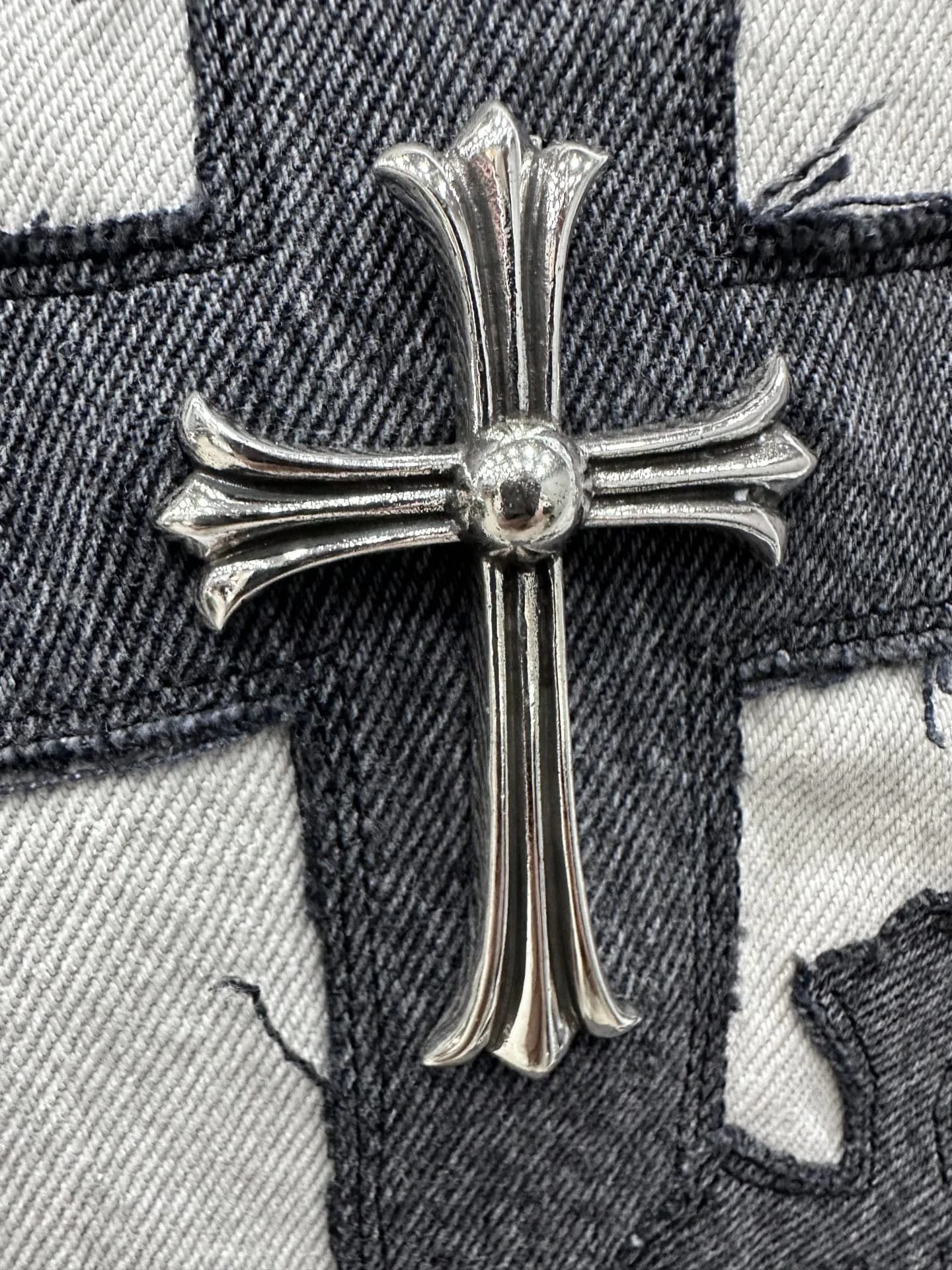Декоративный серебряный крест на кожаной нашивке джинсов Chrome Hearts