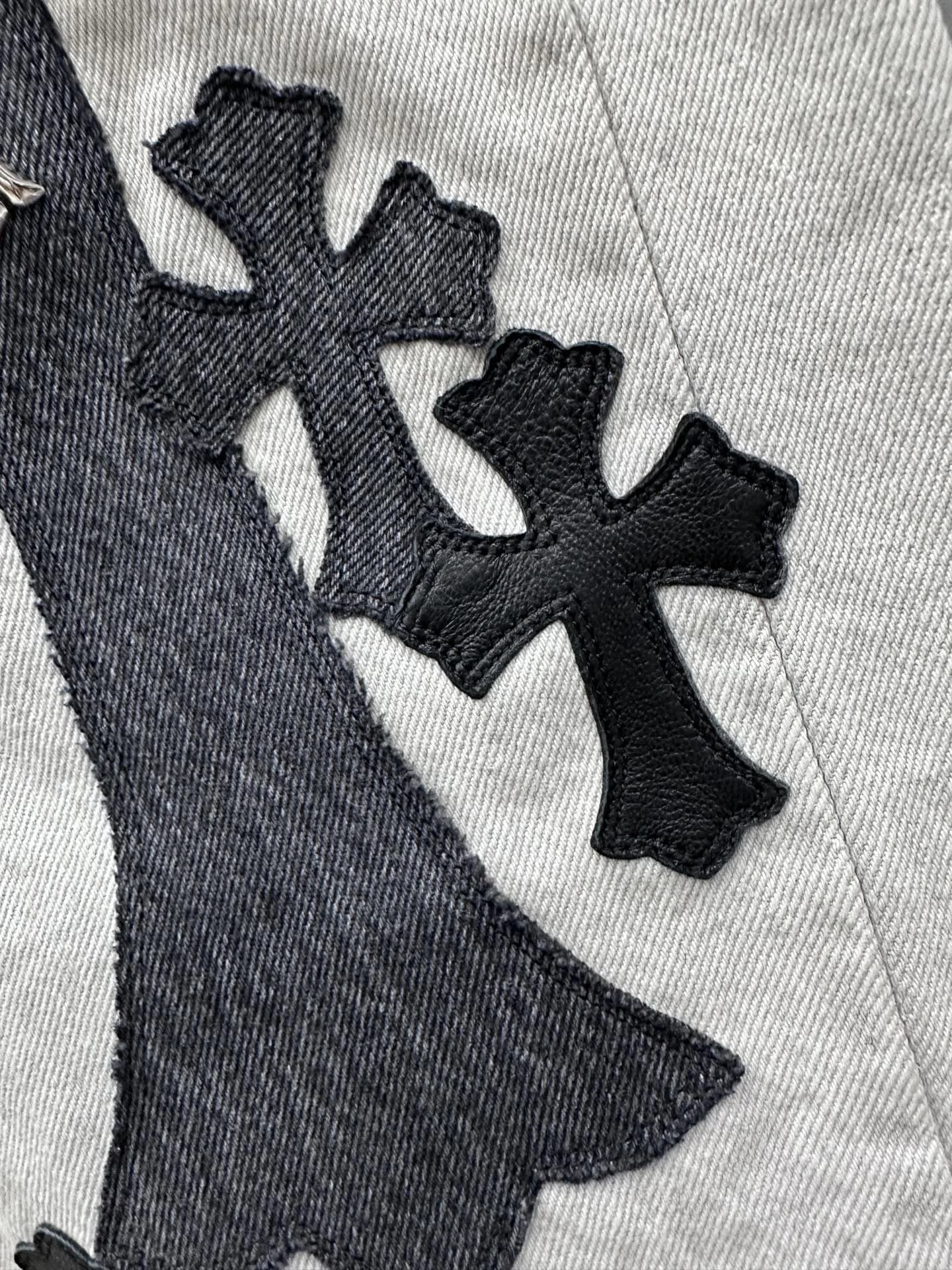 Кожаные нашивки-кресты на джинсах Chrome Hearts крупным планом