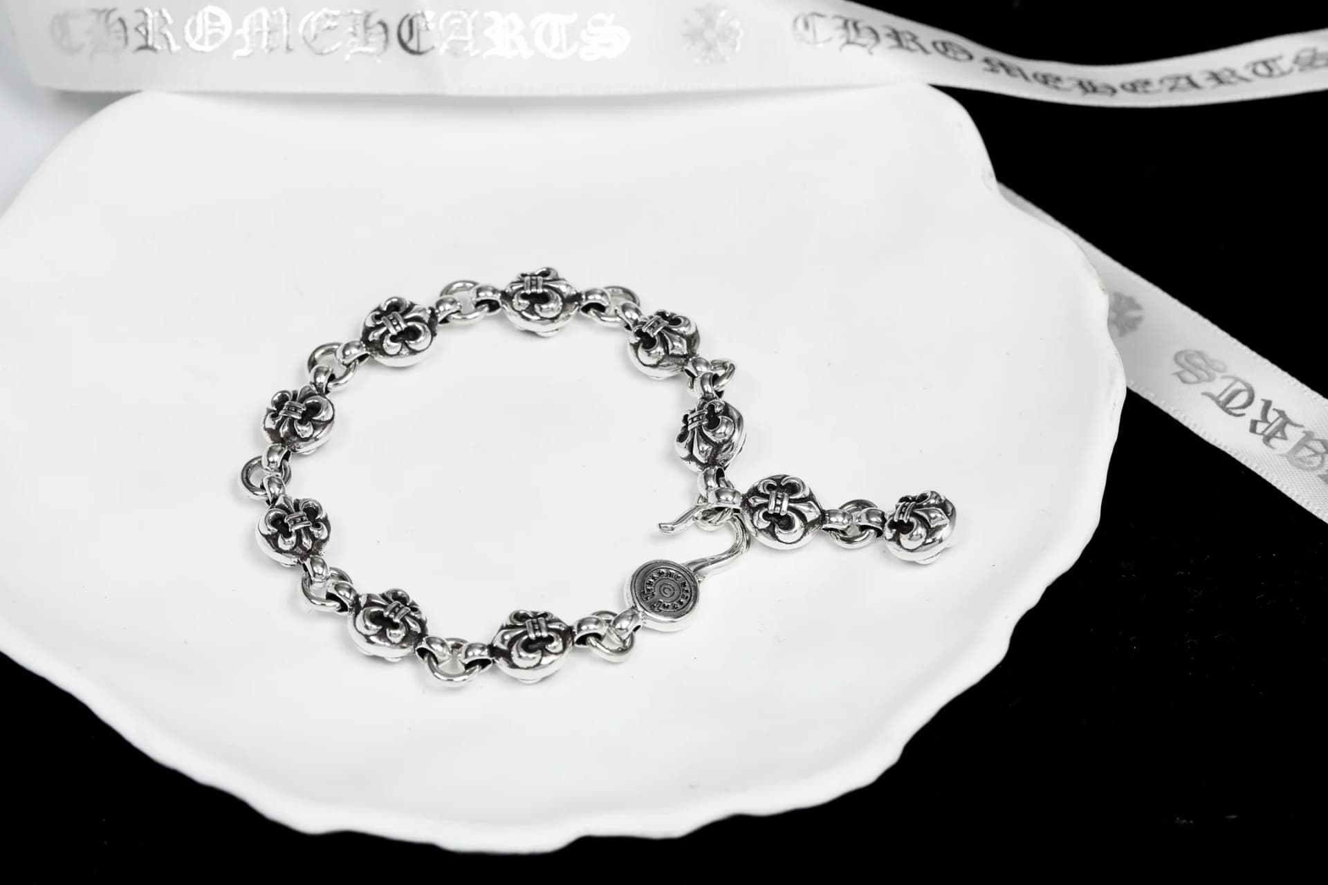 Серебряный браслет Chrome Hearts на фигурной подставке
