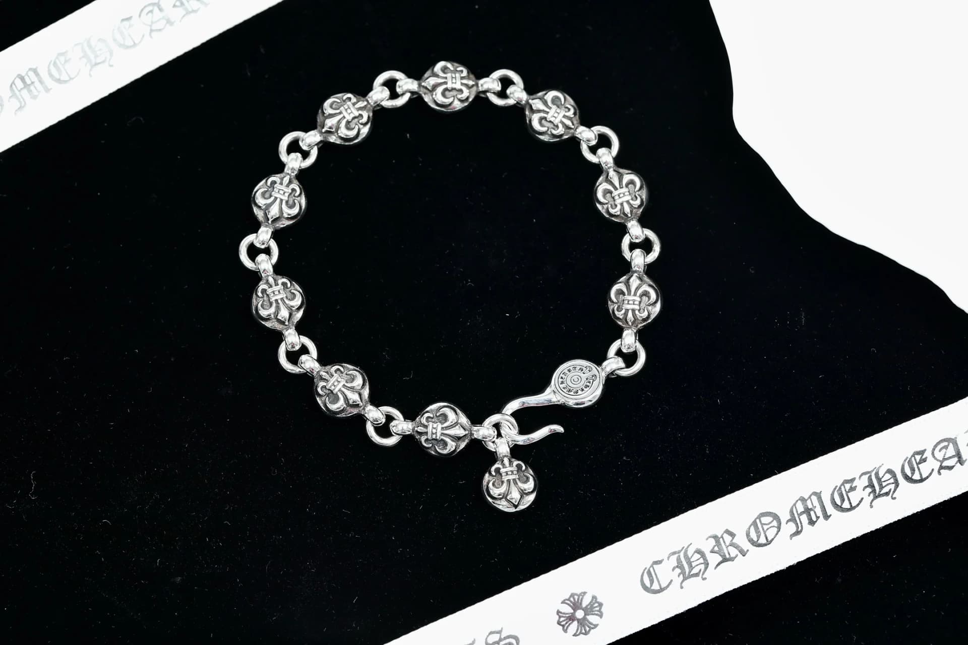 Серебряный браслет-цепь Chrome Hearts на контрастном фоне