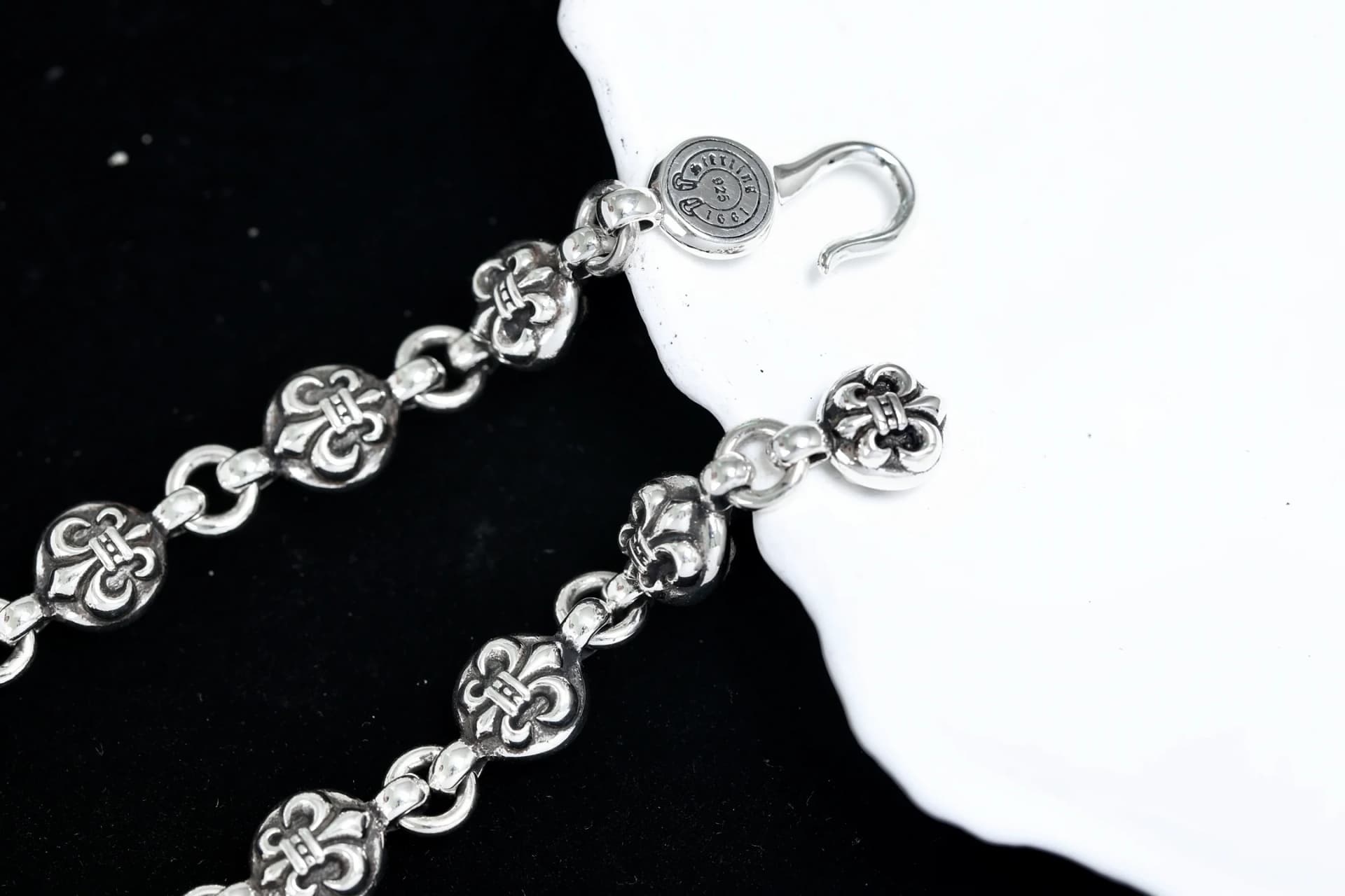 Застёжка-крючок и звенья браслета Chrome Hearts крупным планом