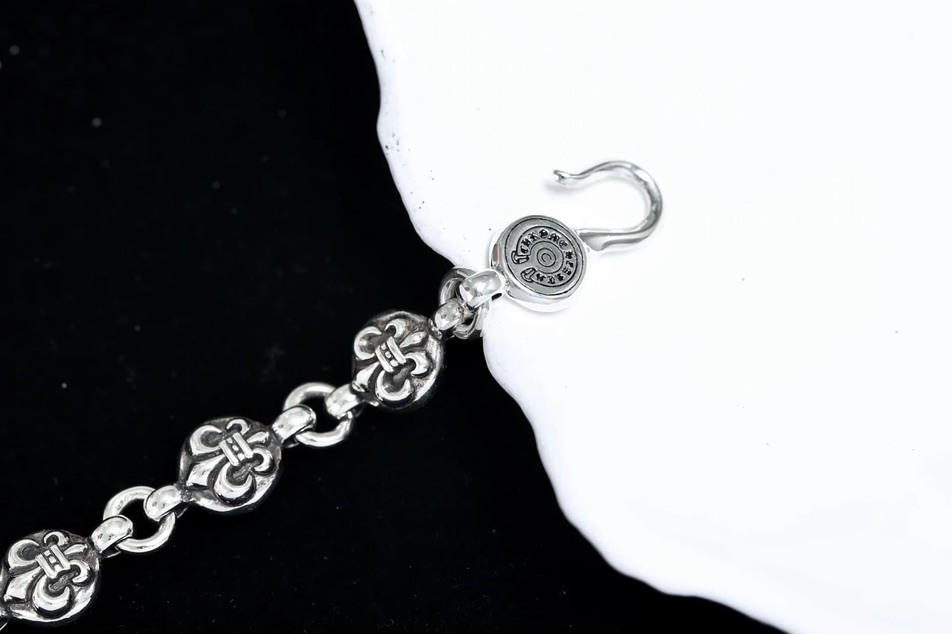 Деталь застёжки с фирменной гравировкой серебряного браслета Chrome Hearts