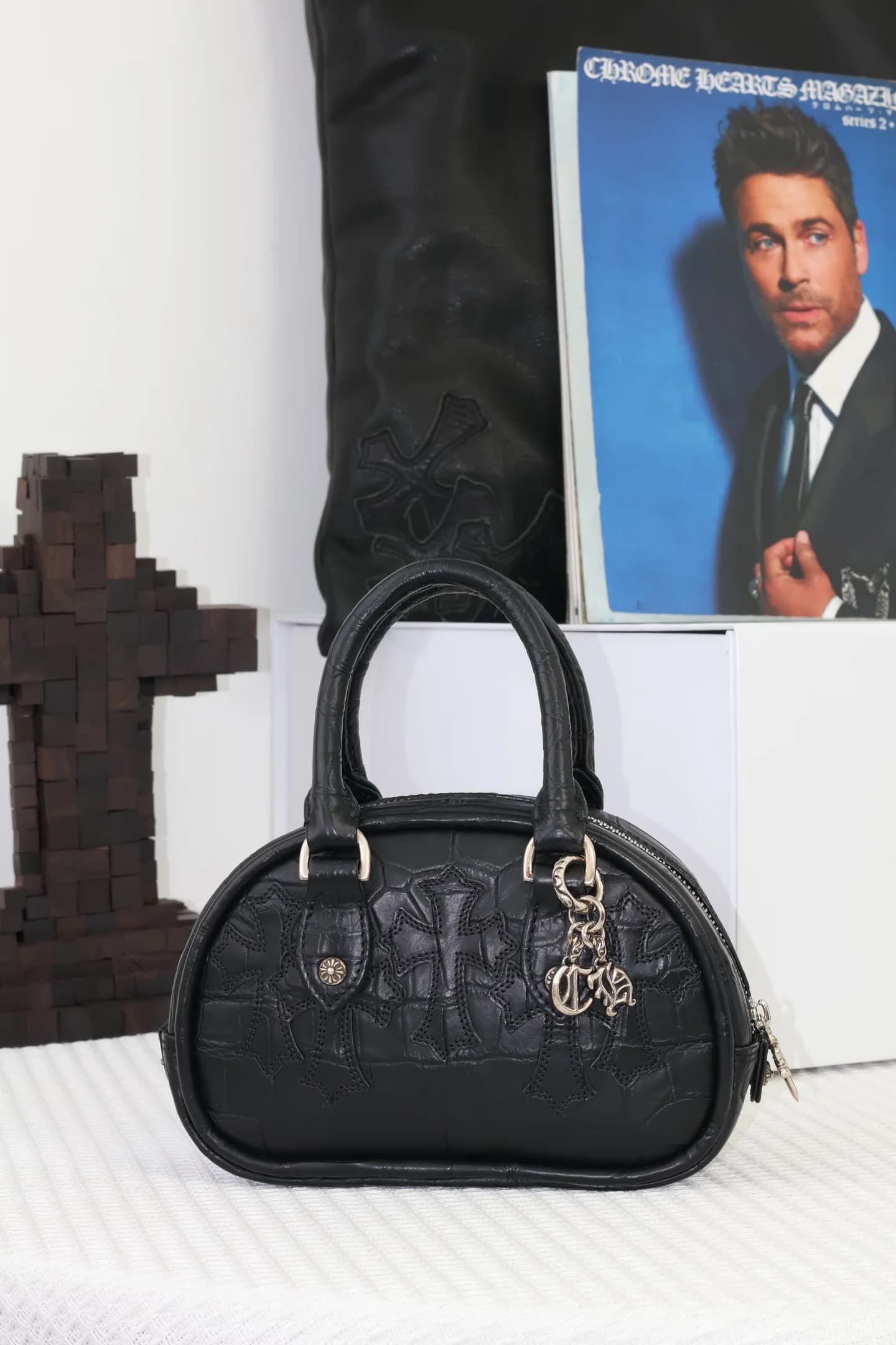 Сумка-боулинг Chrome Hearts из чёрной кожи крокодила — вид спереди