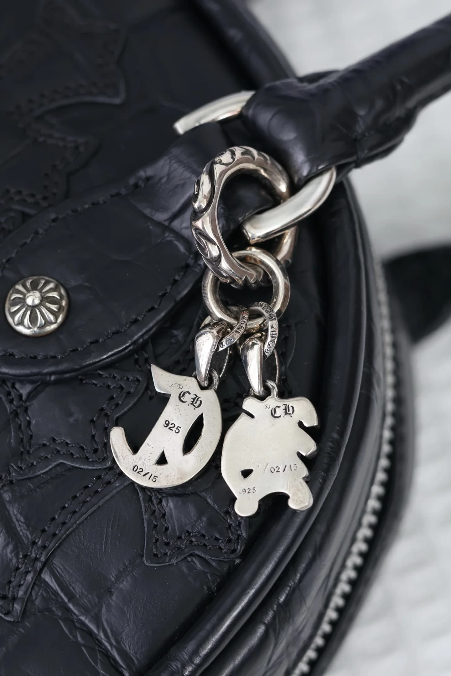 Обратная сторона серебряных шармов Chrome Hearts с гравировкой 925