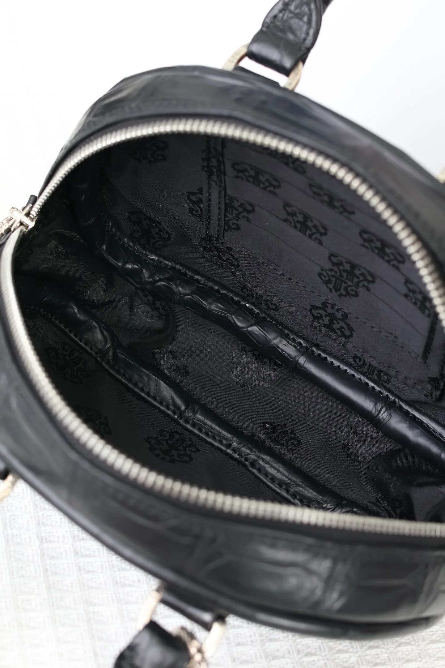 Внутреннее отделение сумки Chrome Hearts с брендированной жаккардовой подкладкой