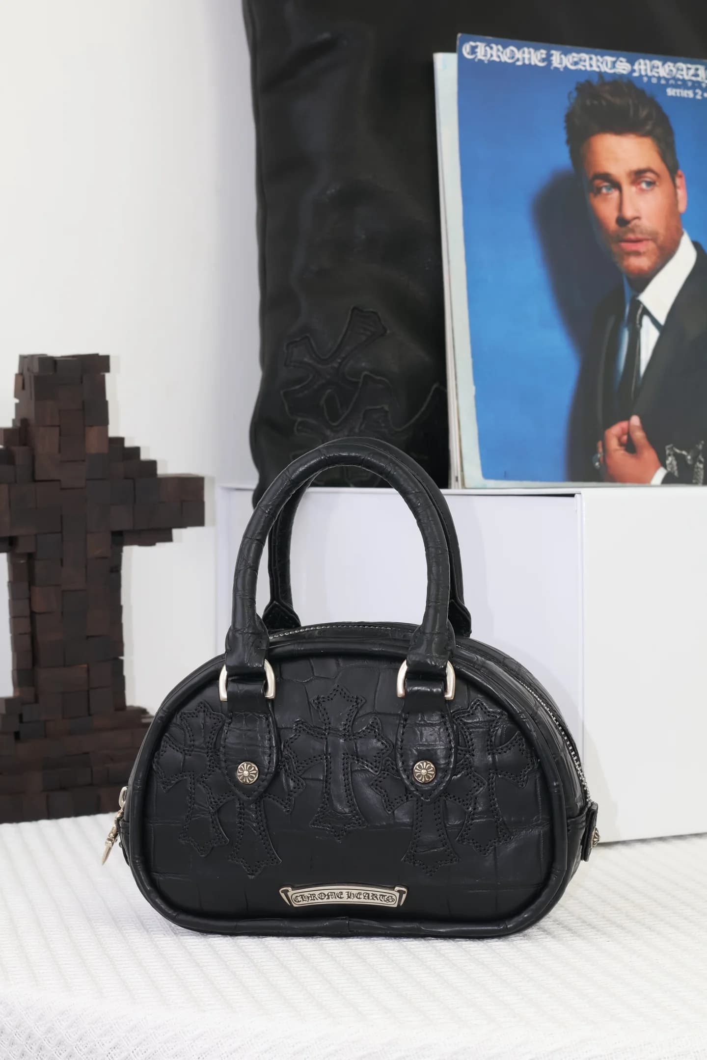 Задняя сторона сумки Chrome Hearts с серебряной плакеткой-логотипом