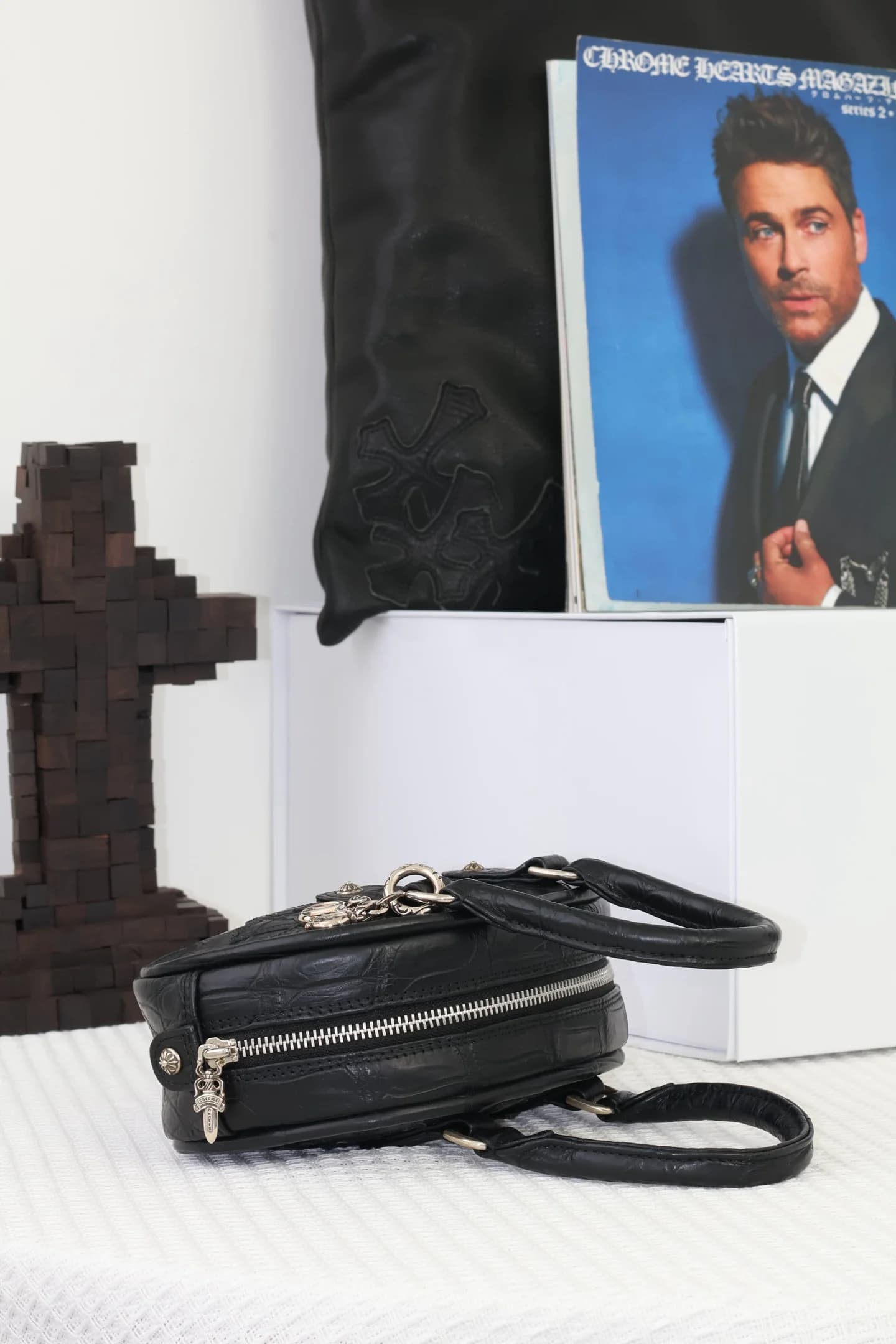 Сумка Chrome Hearts из кожи крокодила — вид сверху на молнию