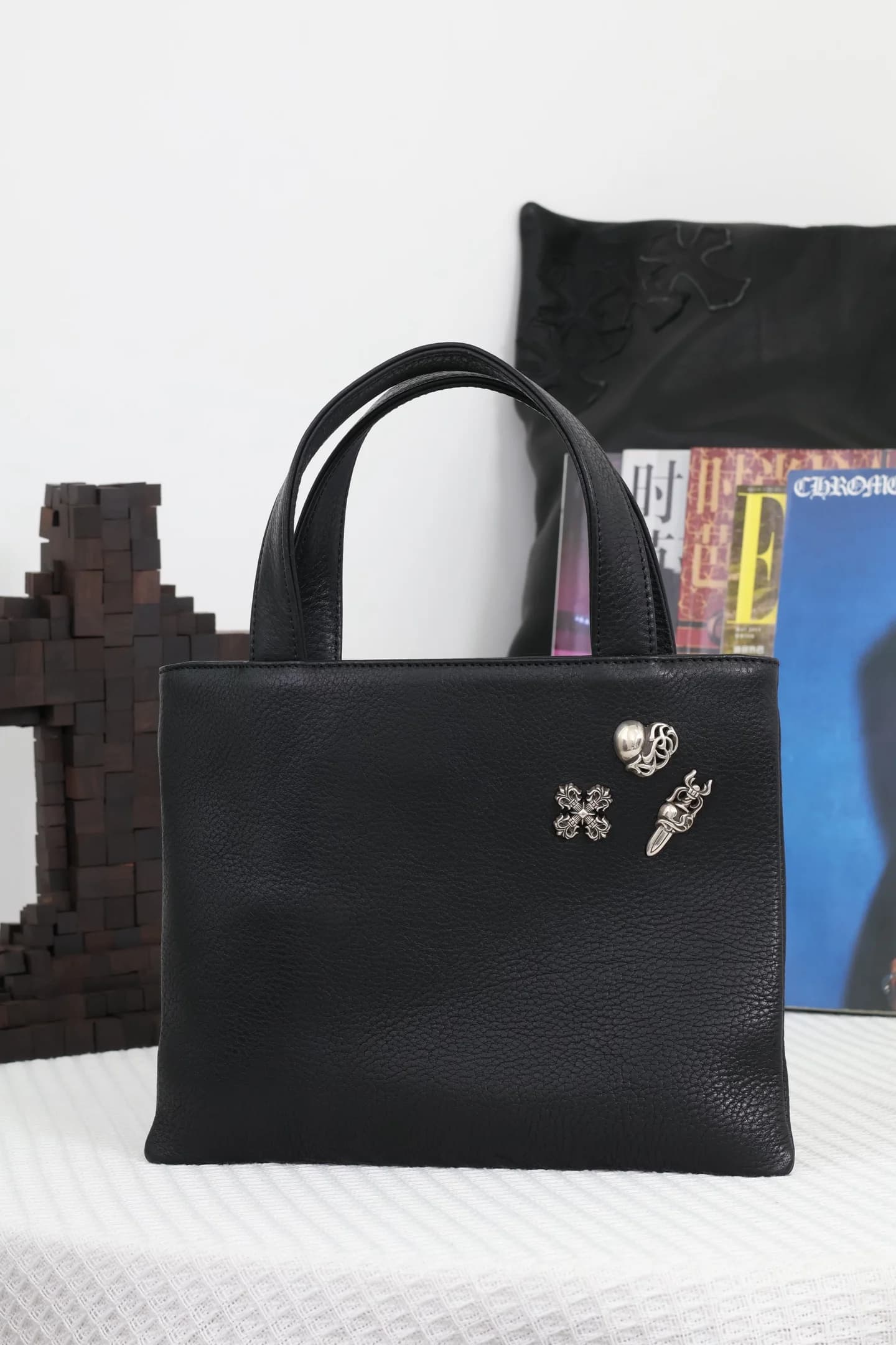 Кожаная сумка Chrome Hearts черного цвета с серебряными элементами, вид спереди