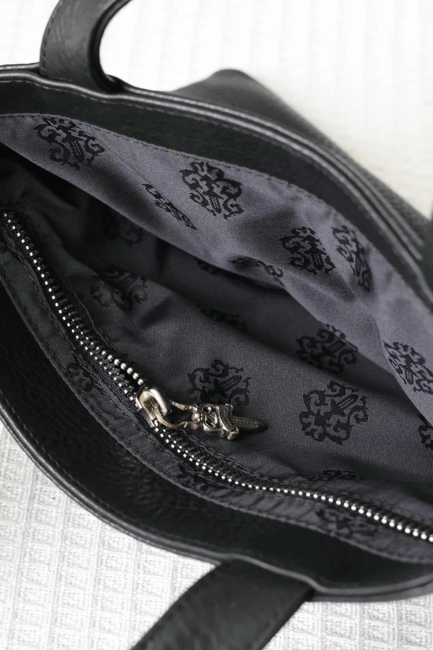 Внутреннее отделение сумки Chrome Hearts с жаккардовым подкладом и молнией Dagger