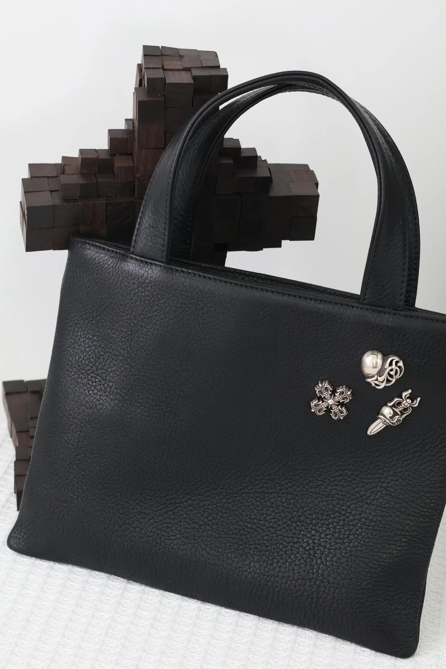 Сумка Chrome Hearts из черной кожи с серебряным декором на подставке