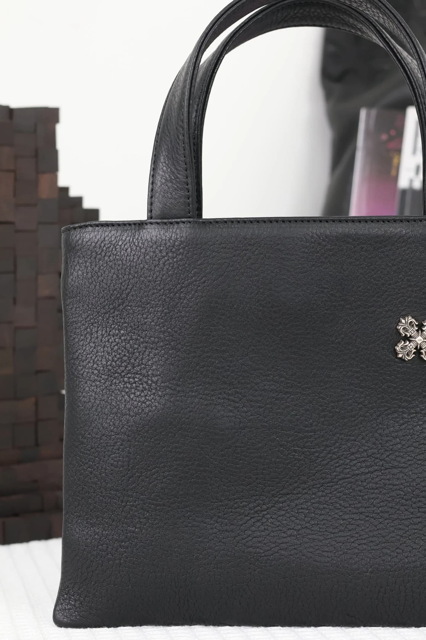 Верхняя часть черной сумки Chrome Hearts и крепление ручек