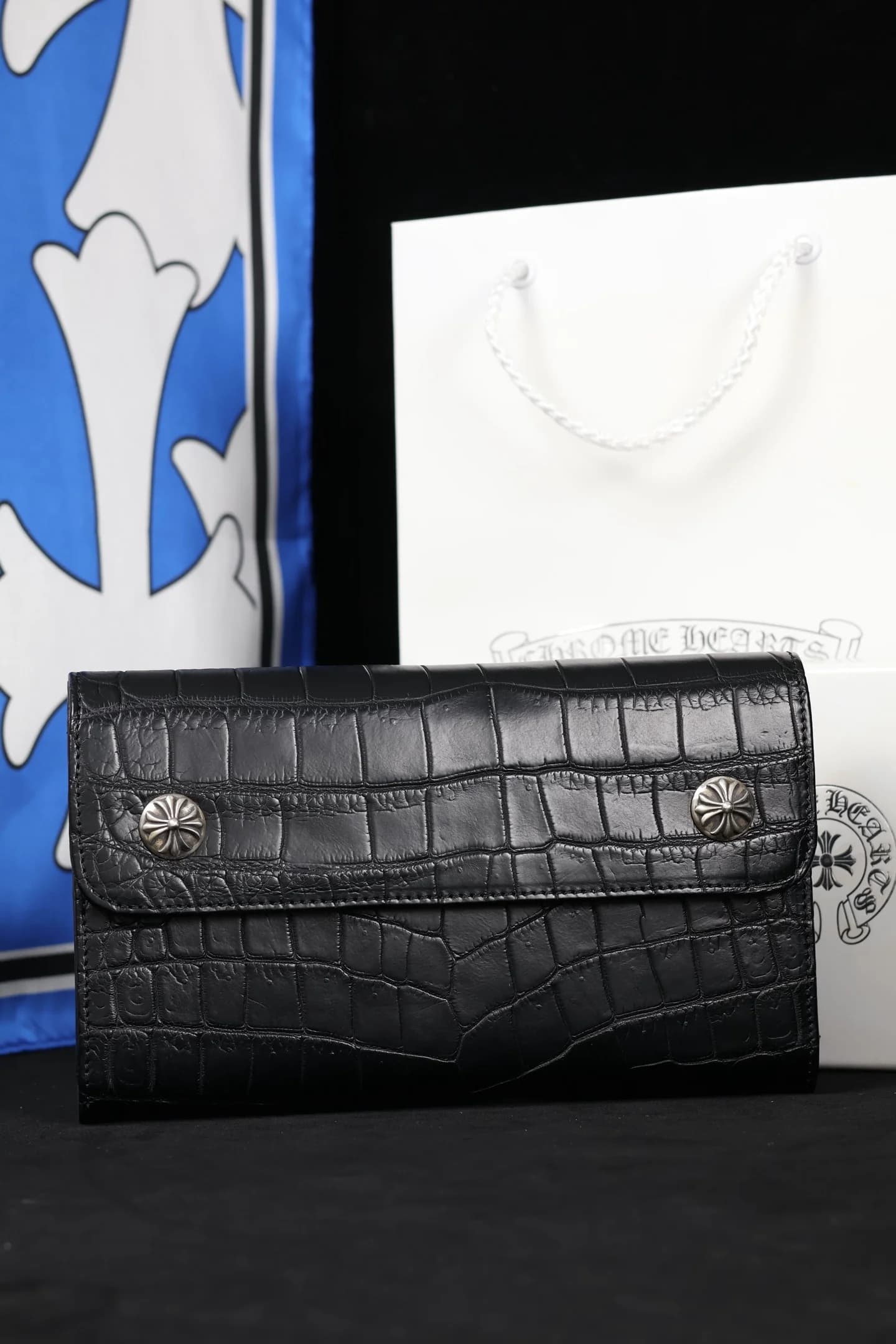 Черный трехстворчатый кошелек Chrome Hearts из кожи крокодила, вид спереди
