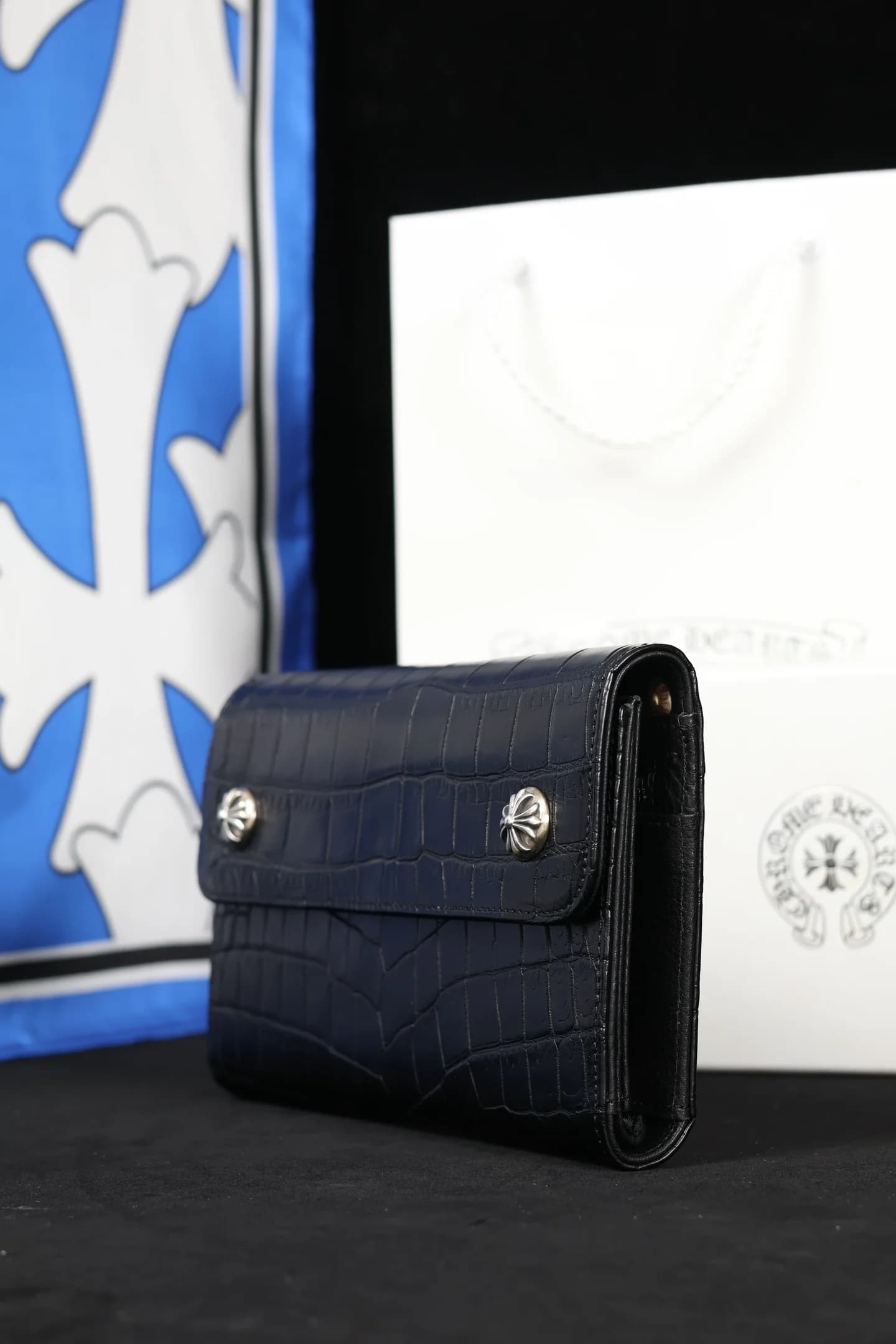 Кошелек Chrome Hearts из фактурной кожи крокодила с серебряными кнопками, вид сбоку