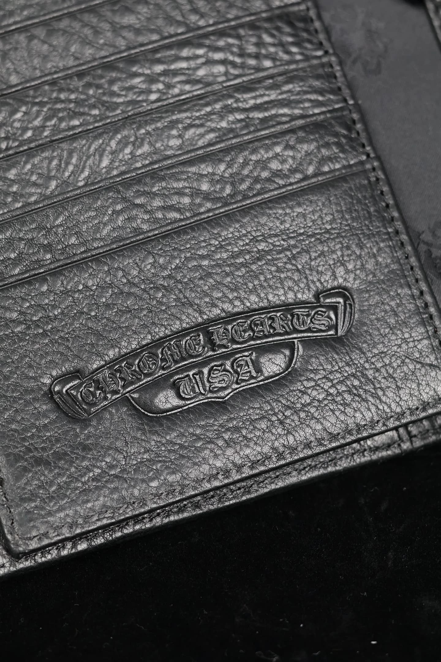 Слоты для карт и фирменная серебряная плашка Chrome Hearts USA внутри кошелька