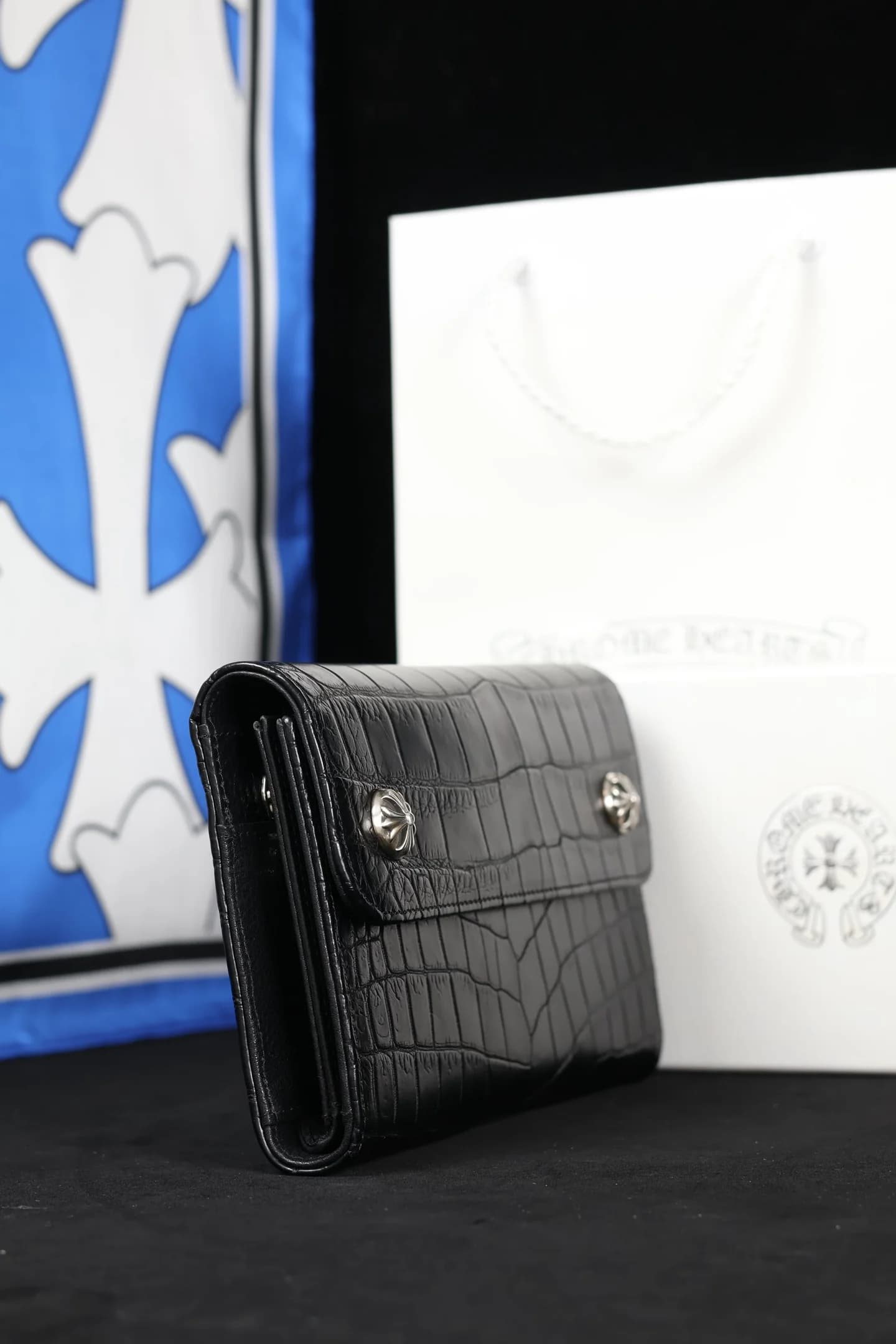 Боковой ракурс сложенного трехстворчатого кошелька Chrome Hearts
