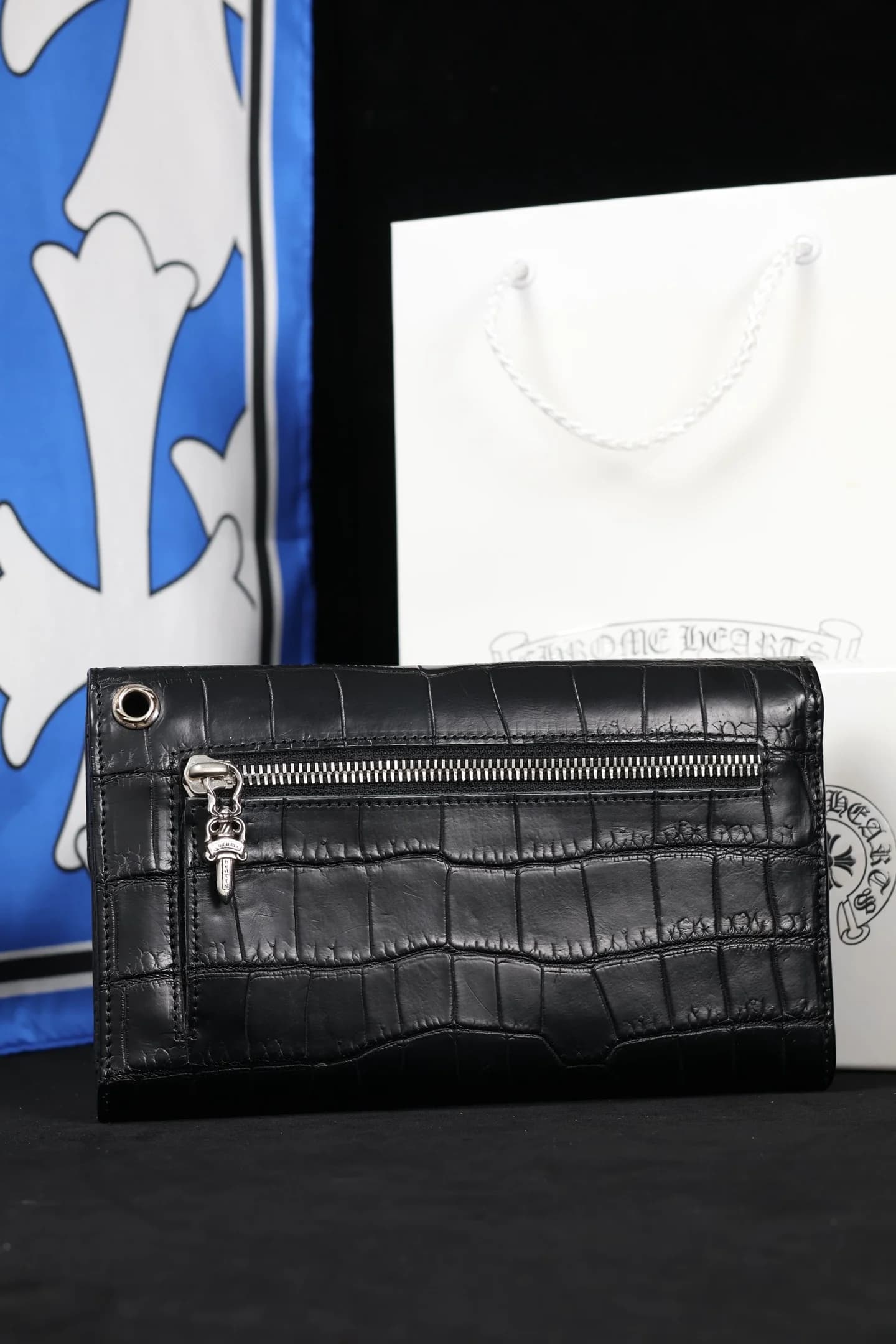 Задняя сторона кошелька Chrome Hearts с карманом на молнии с бегунком Dagger