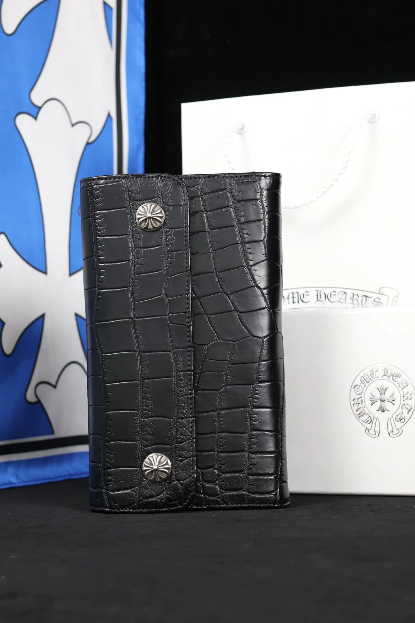 Вертикальный вид черного кошелька Chrome Hearts из кожи крокодила