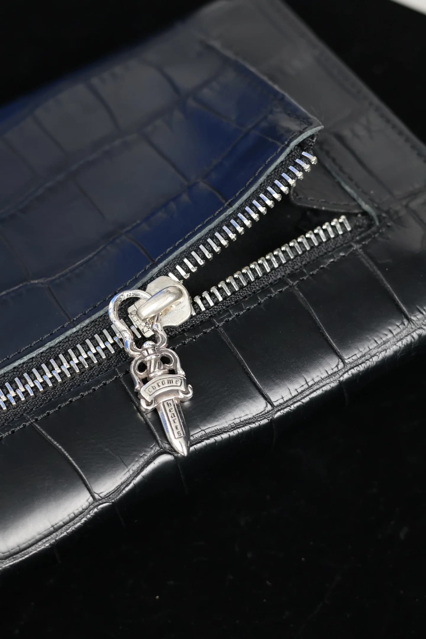 Серебряный бегунок в виде кинжала Dagger на молнии кошелька Chrome Hearts