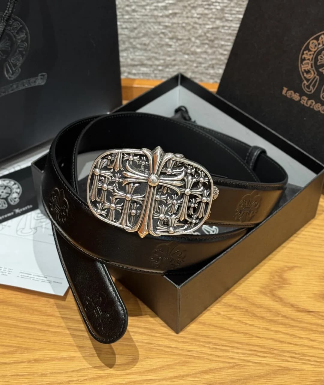 Черный кожаный ремень Chrome Hearts с массивной серебристой пряжкой в фирменной коробке