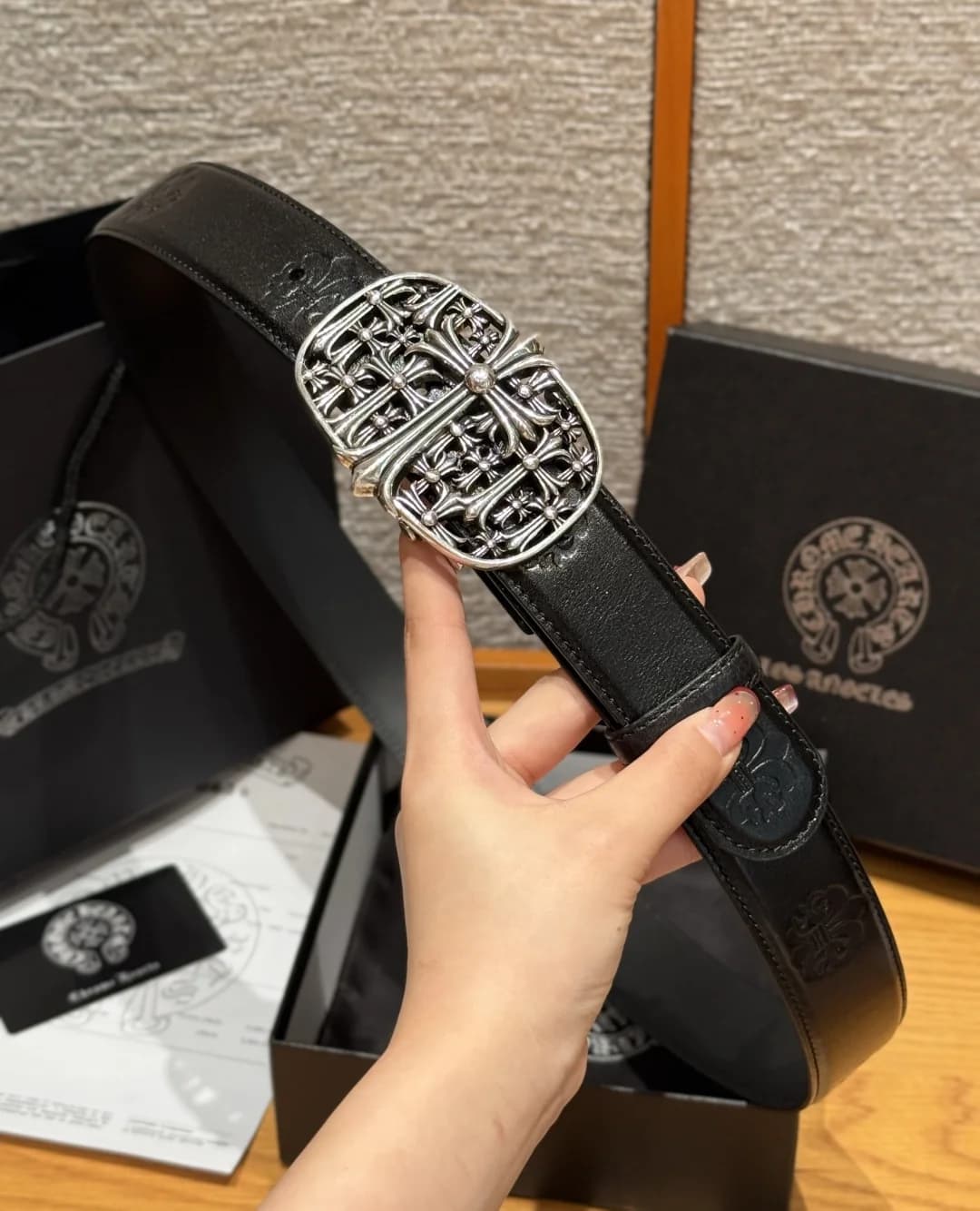 Демонстрация кожаного ремня Chrome Hearts с резной готической пряжкой