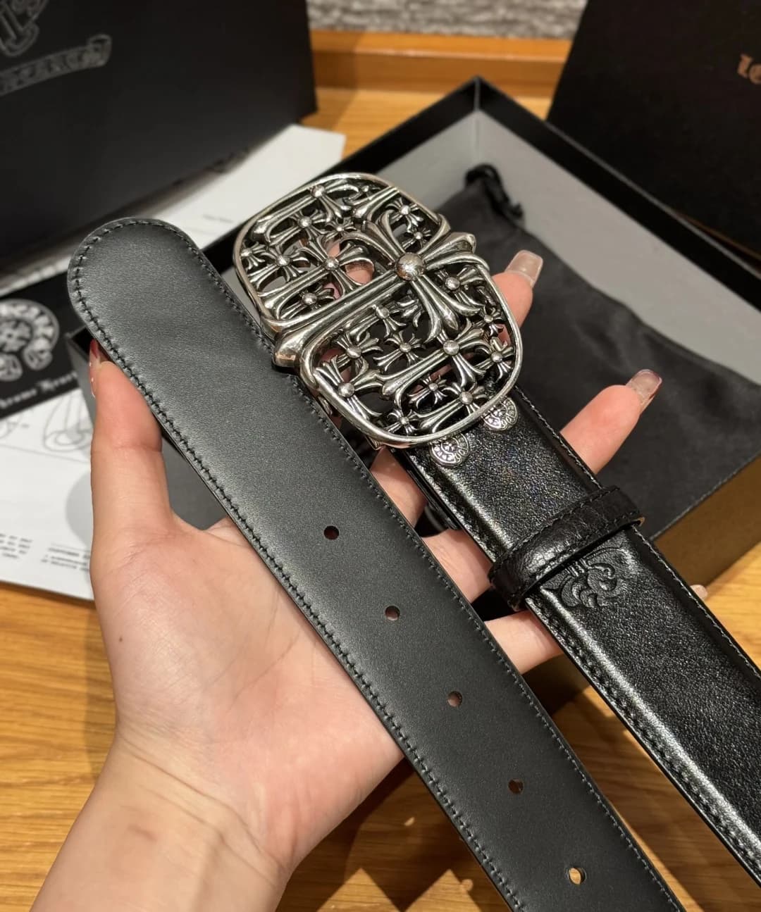 Ремень Chrome Hearts: пряжка и свободный край с отверстиями для регулировки