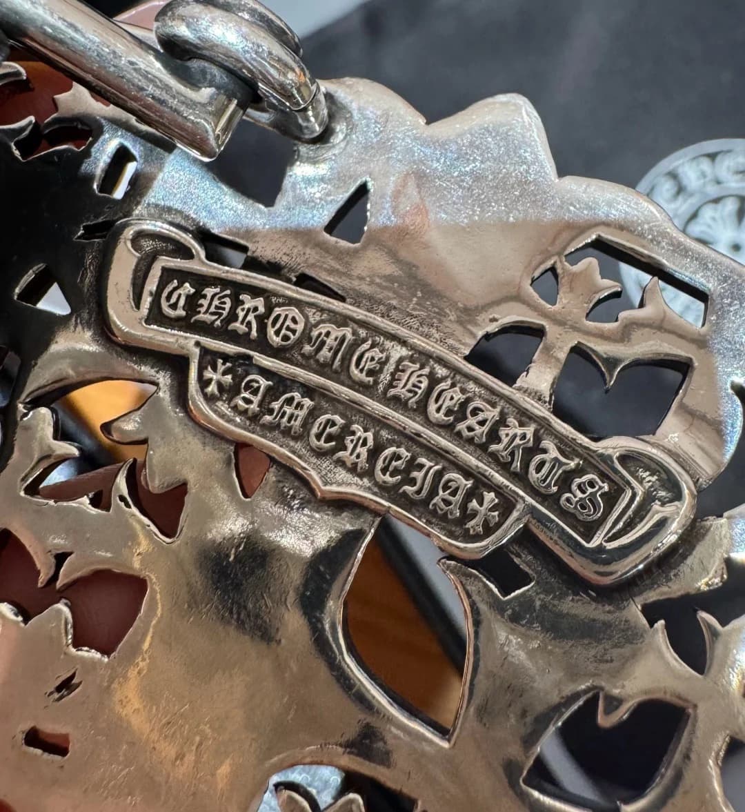Фирменная гравировка Chrome Hearts America на обратной стороне пряжки