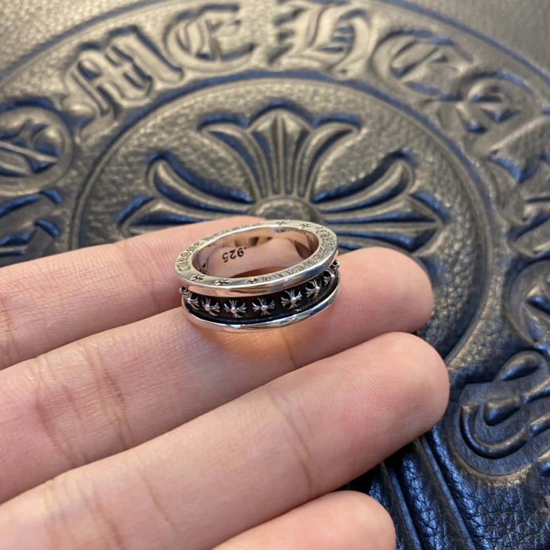 Серебряное кольцо Chrome Hearts Plus Cross Band на пальцах руки