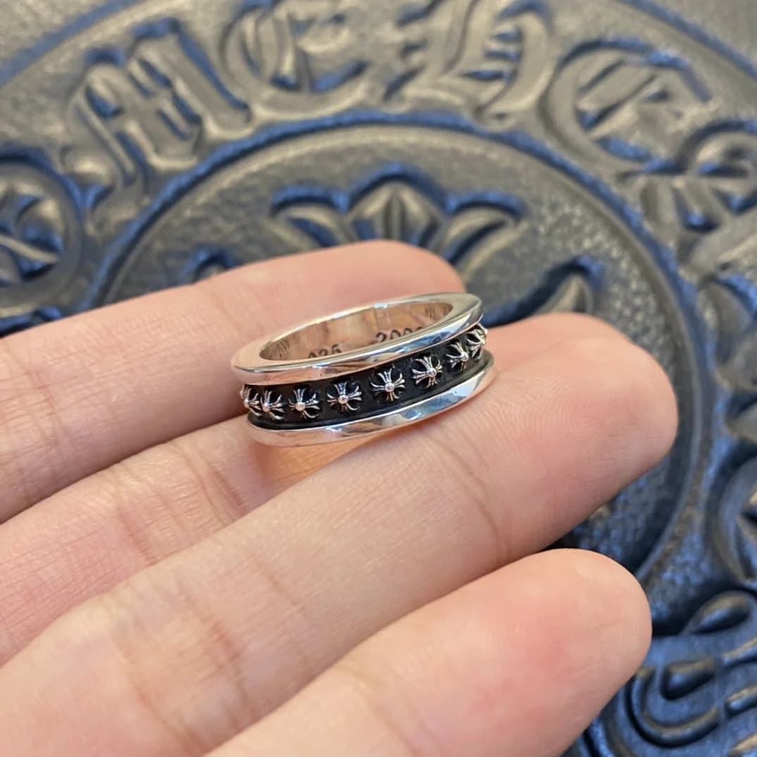 Боковой ракурс кольца Chrome Hearts Plus Cross Band с рельефными крестами