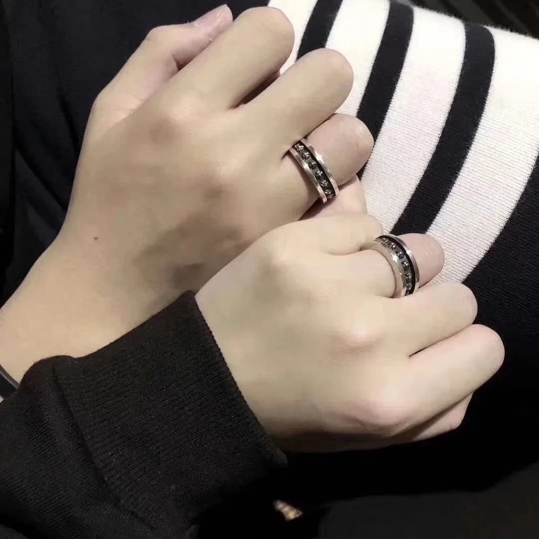 Серебряные кольца Chrome Hearts на руках, демонстрация в носке