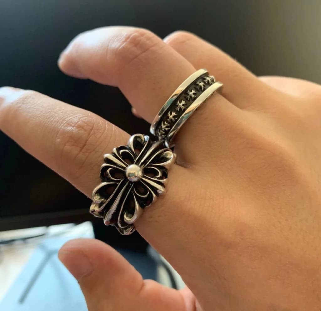 Кольцо Plus Cross Band в сете с объемным кольцом Chrome Hearts на руке