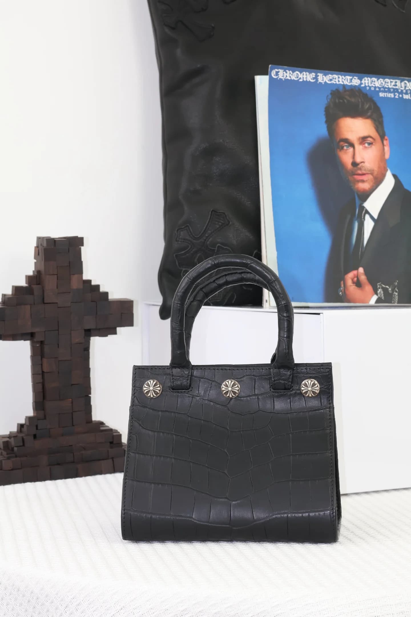 Черная кожаная сумка тоут Chrome Hearts с тиснением под крокодила, вид спереди