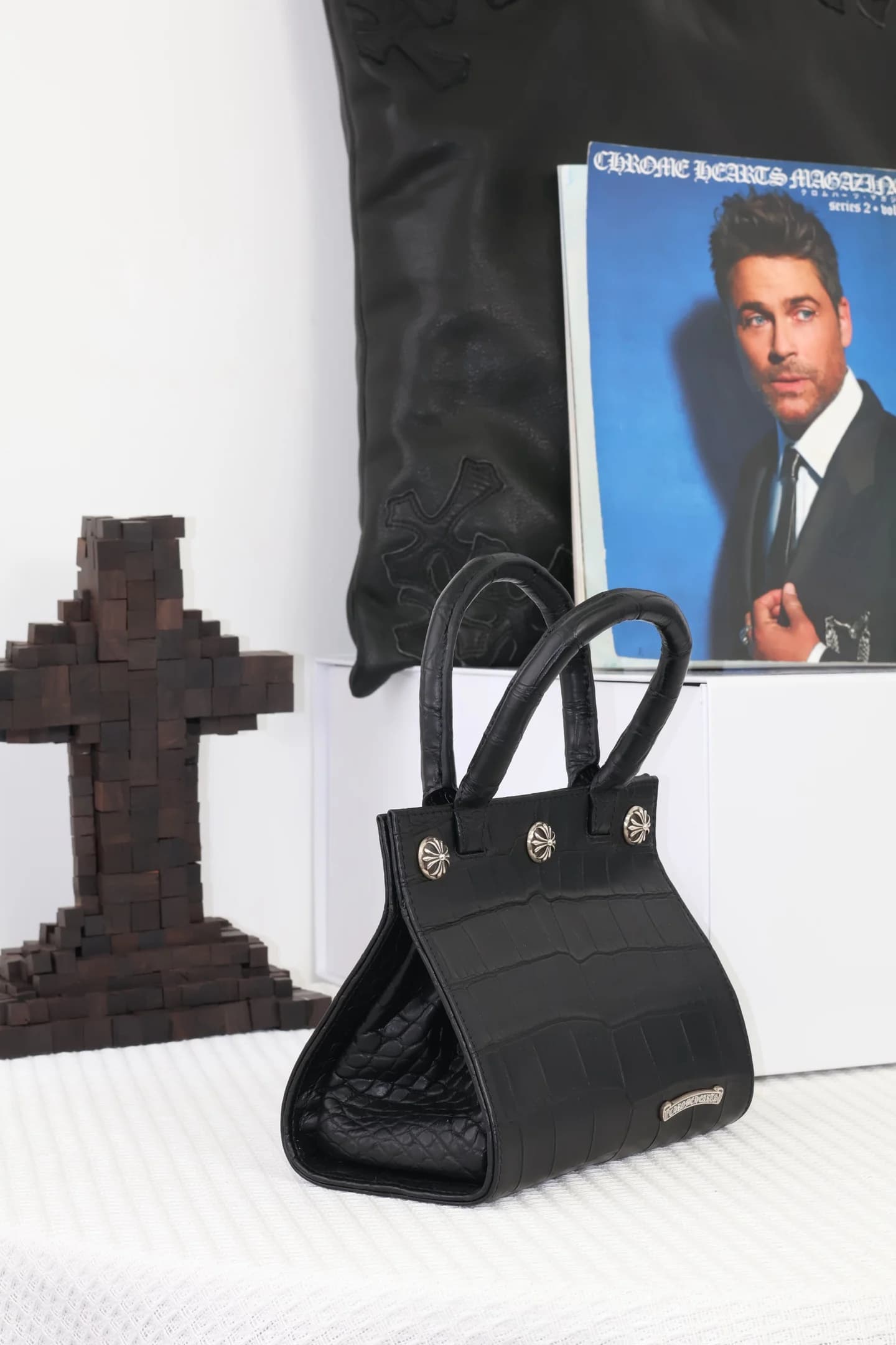 Черная сумка Chrome Hearts с серебряной фурнитурой, ракурс три четверти