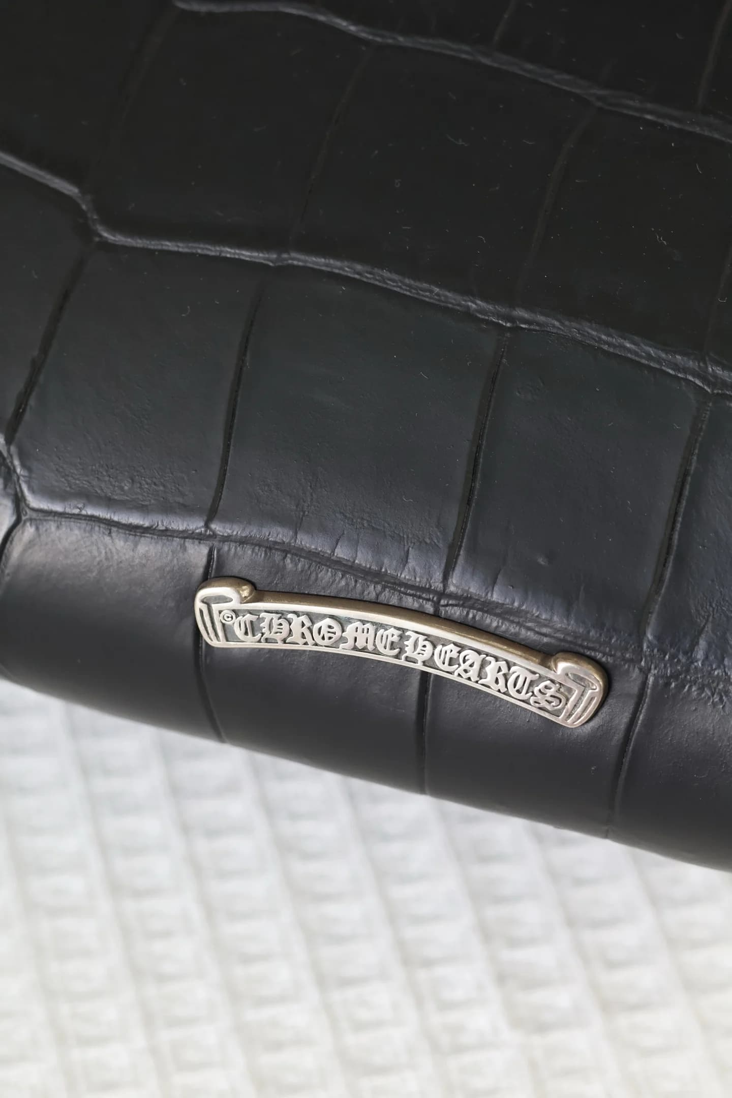 Серебряная фигурная плашка с гравировкой Chrome Hearts на коже