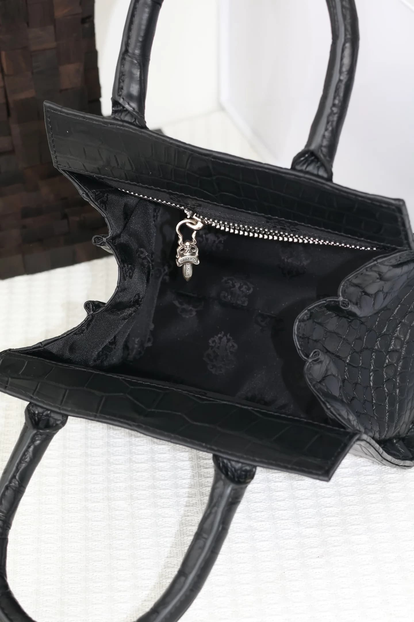 Открытое внутреннее отделение сумки Chrome Hearts с жаккардовой подкладкой
