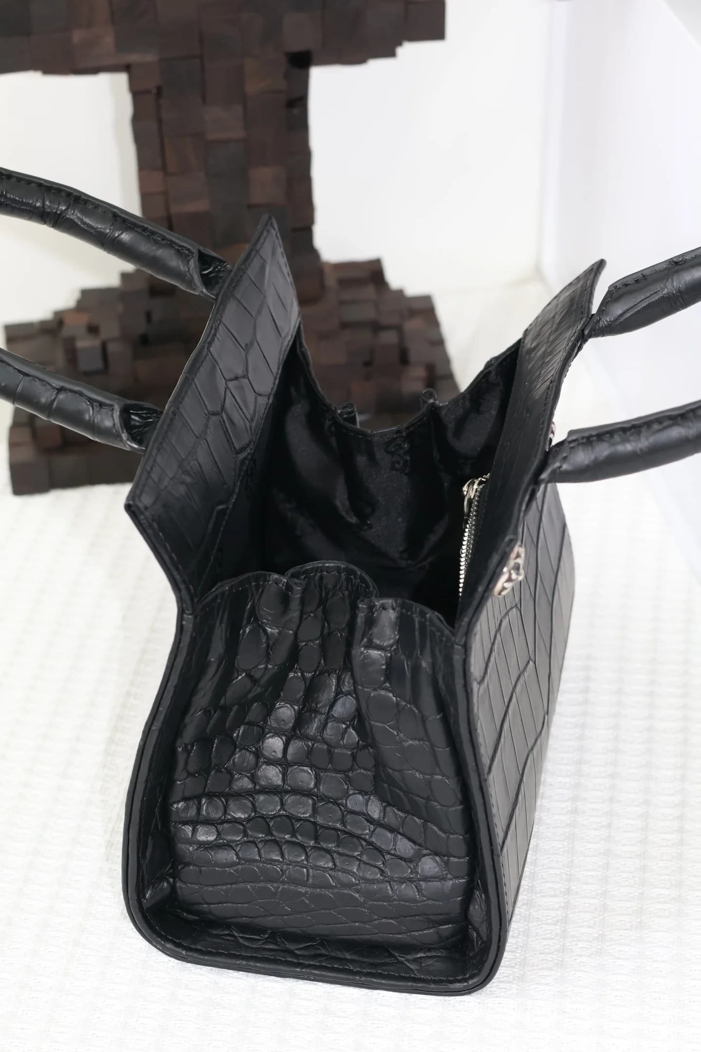 Вид сверху на внутреннее пространство сумки Chrome Hearts