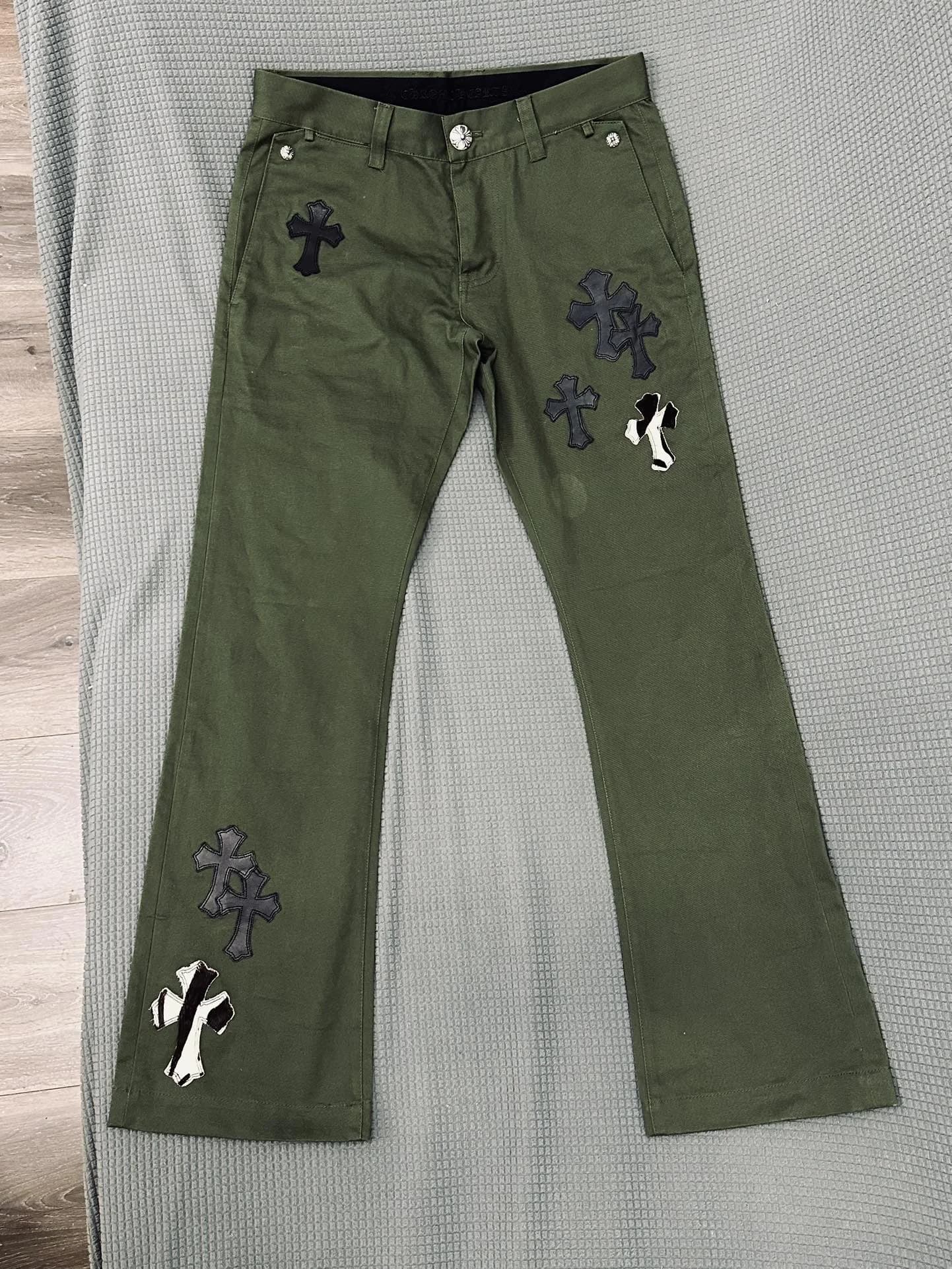 Зеленые брюки Chrome Hearts с кожаными нашивками в виде крестов, вид спереди