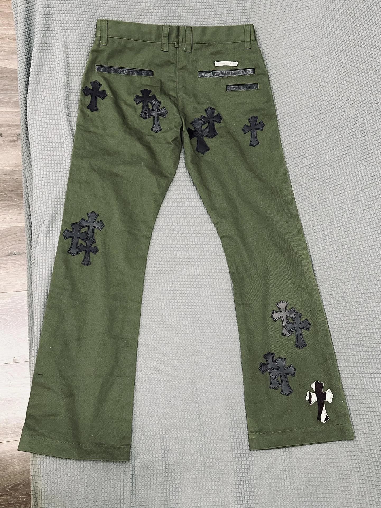 Зеленые брюки Chrome Hearts с кожаными нашивками в виде крестов, вид сзади