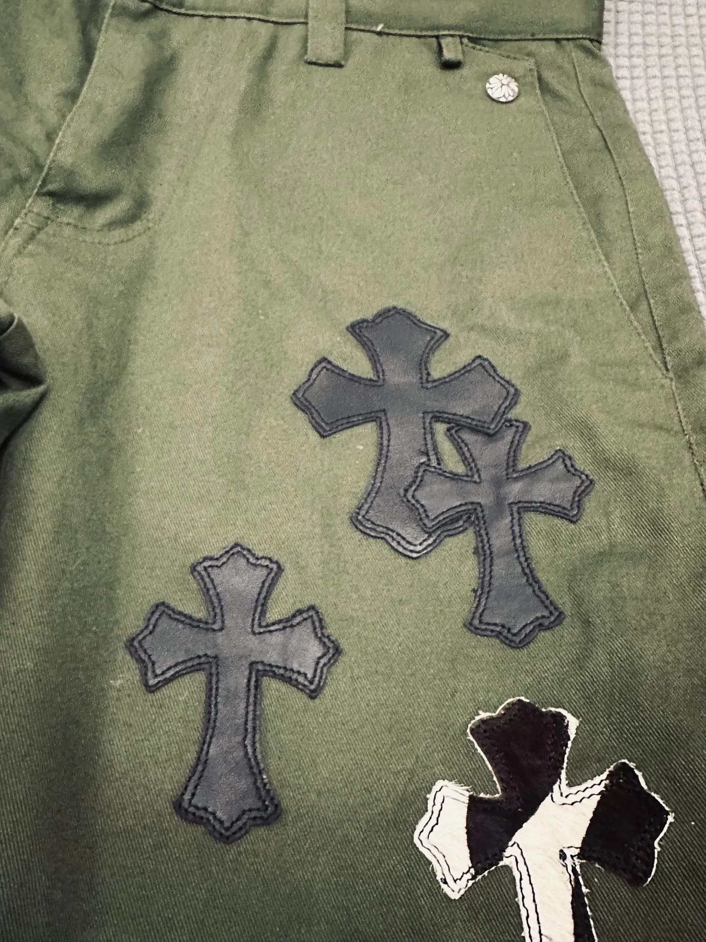 Деталь брюк Chrome Hearts с кожаными нашивками в виде крестов на бедре