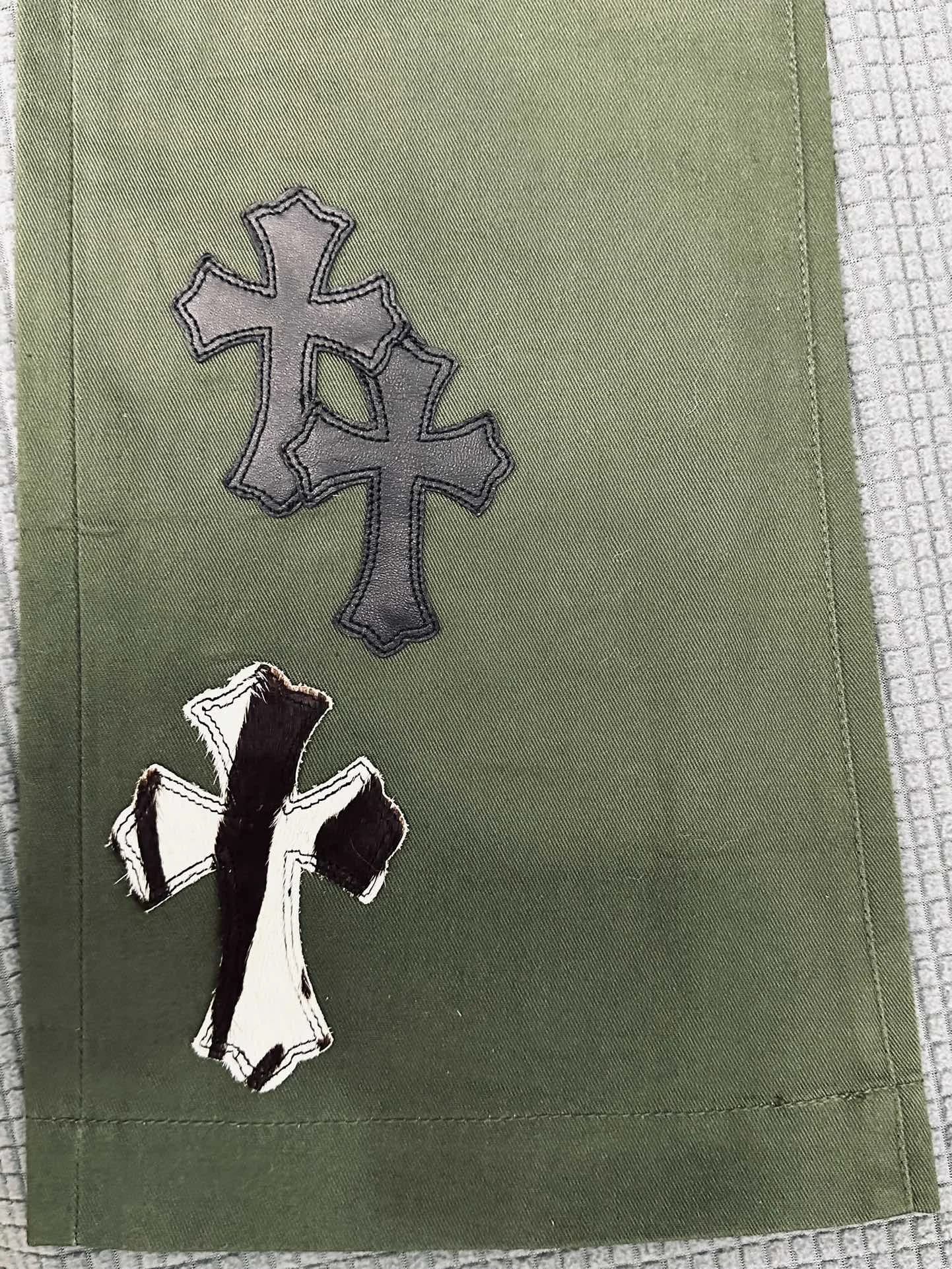Деталь низа брючины Chrome Hearts с нашивками в виде крестов