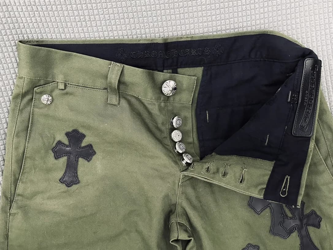Застежка на пуговицы и пояс брюк Chrome Hearts с серебряной фурнитурой