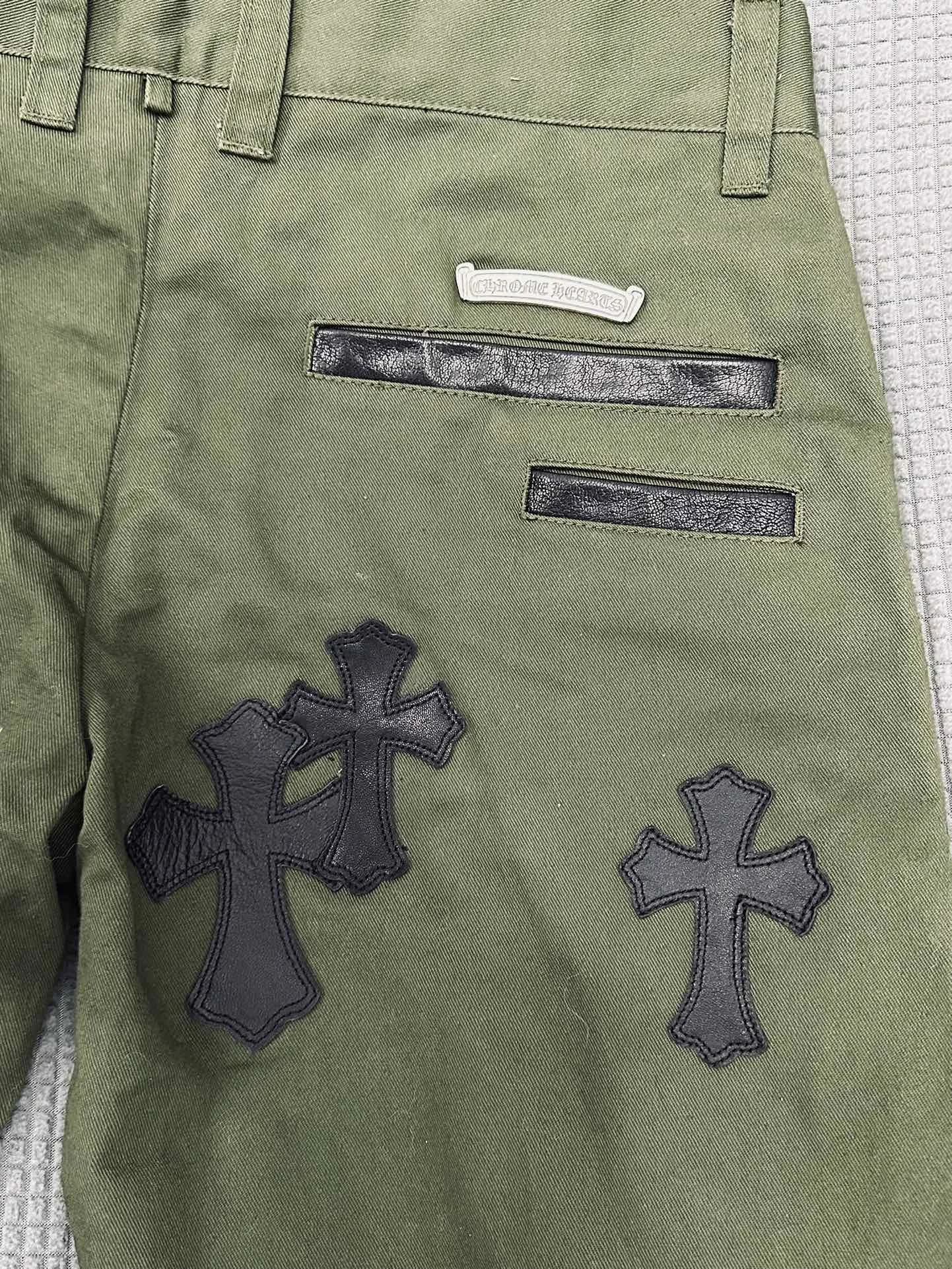 Задние карманы брюк Chrome Hearts с кожаной отделкой и нашивками