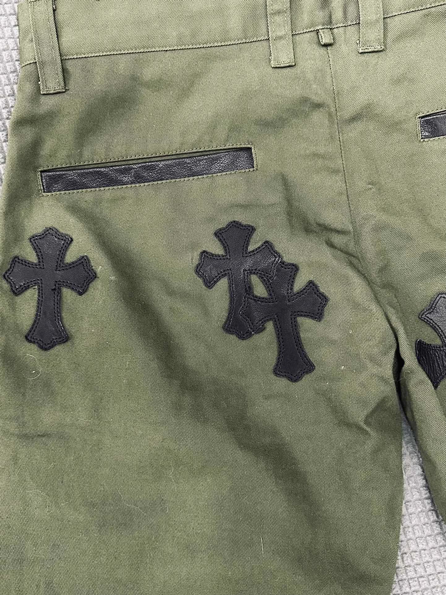 Деталь задней части брюк Chrome Hearts с кожаными нашивками