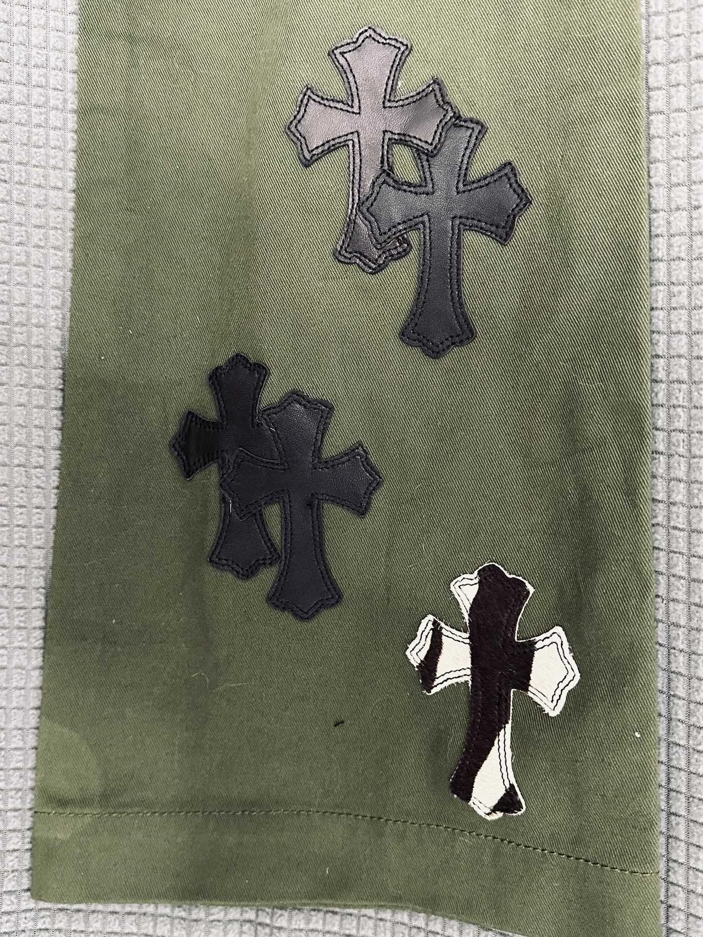 Деталь низа брючины Chrome Hearts с нашивками из кожи и зебрового меха