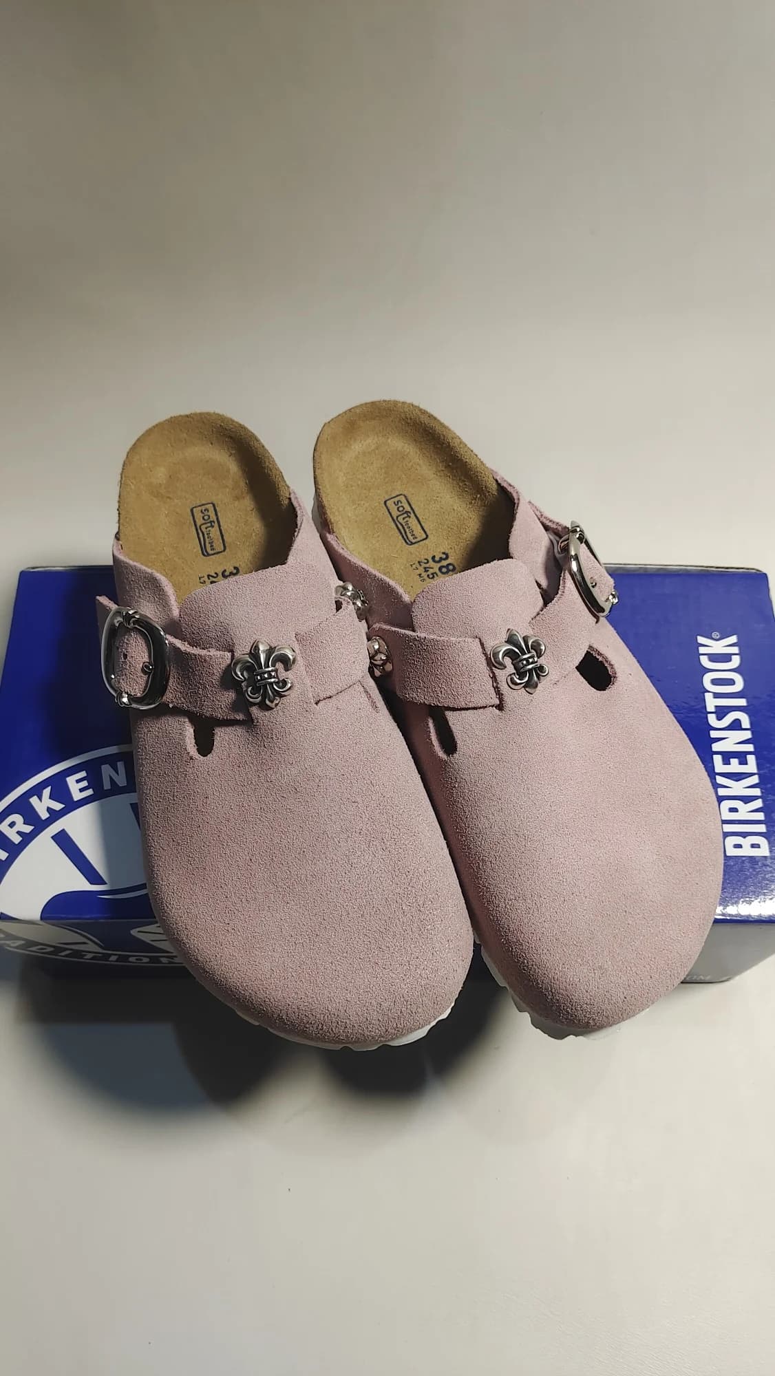 Розовые замшевые сабо Chrome Hearts x Birkenstock Boston, вид спереди
