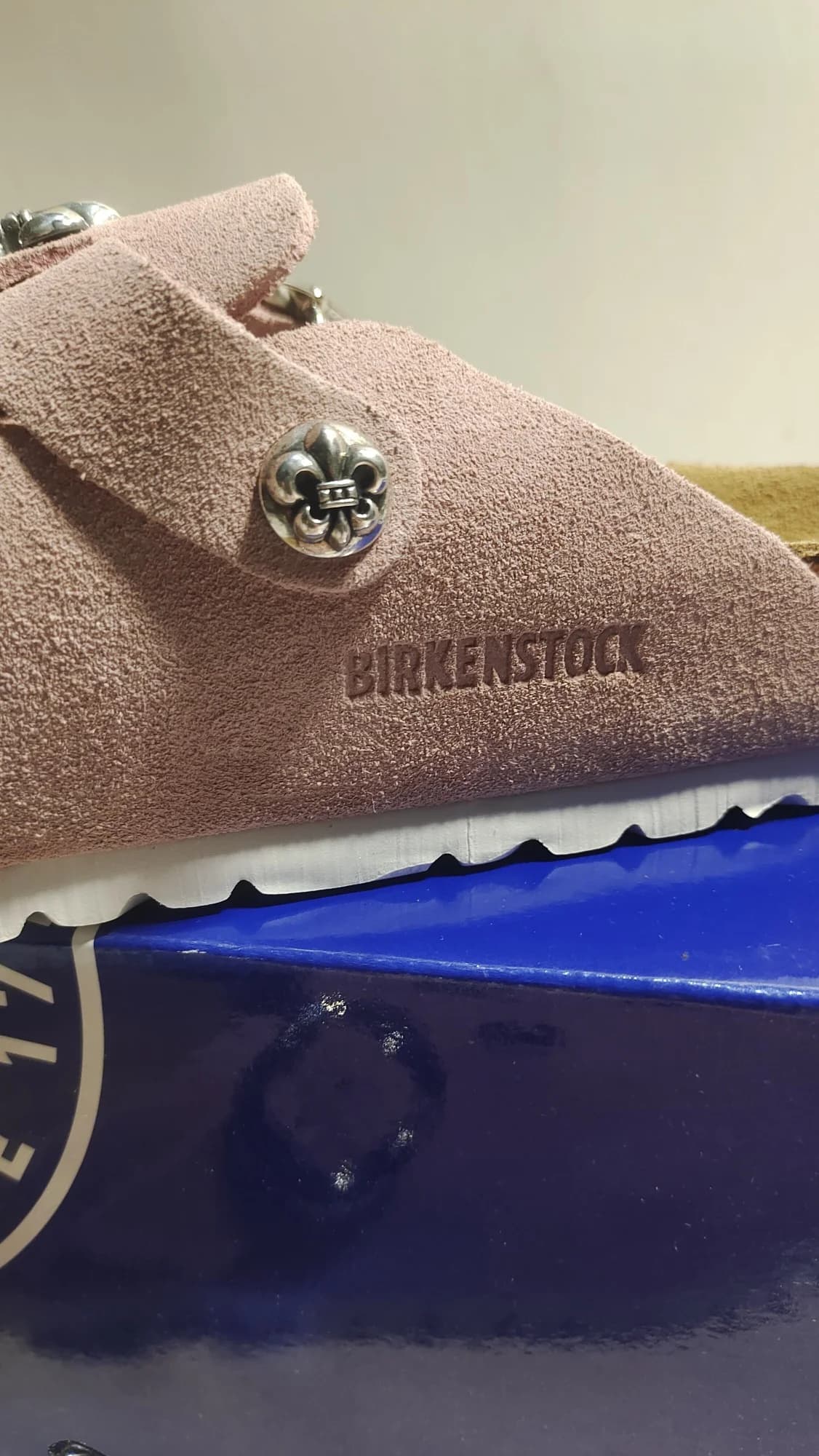 Деталь ремешка розовых сабо Chrome Hearts x Birkenstock Boston с серебряной заклепкой