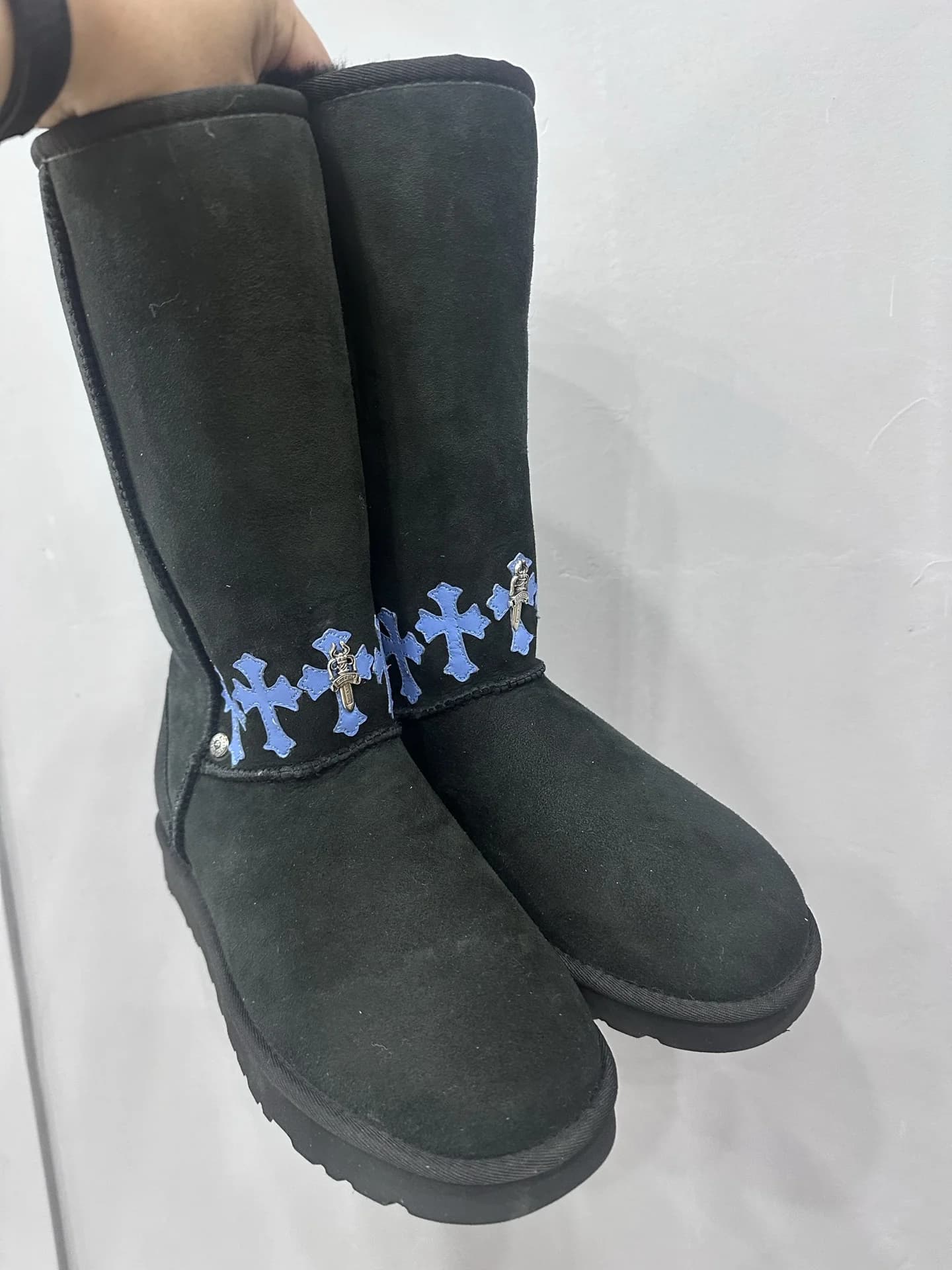 Черные замшевые сапоги Chrome Hearts x UGG с синими кожаными крестами