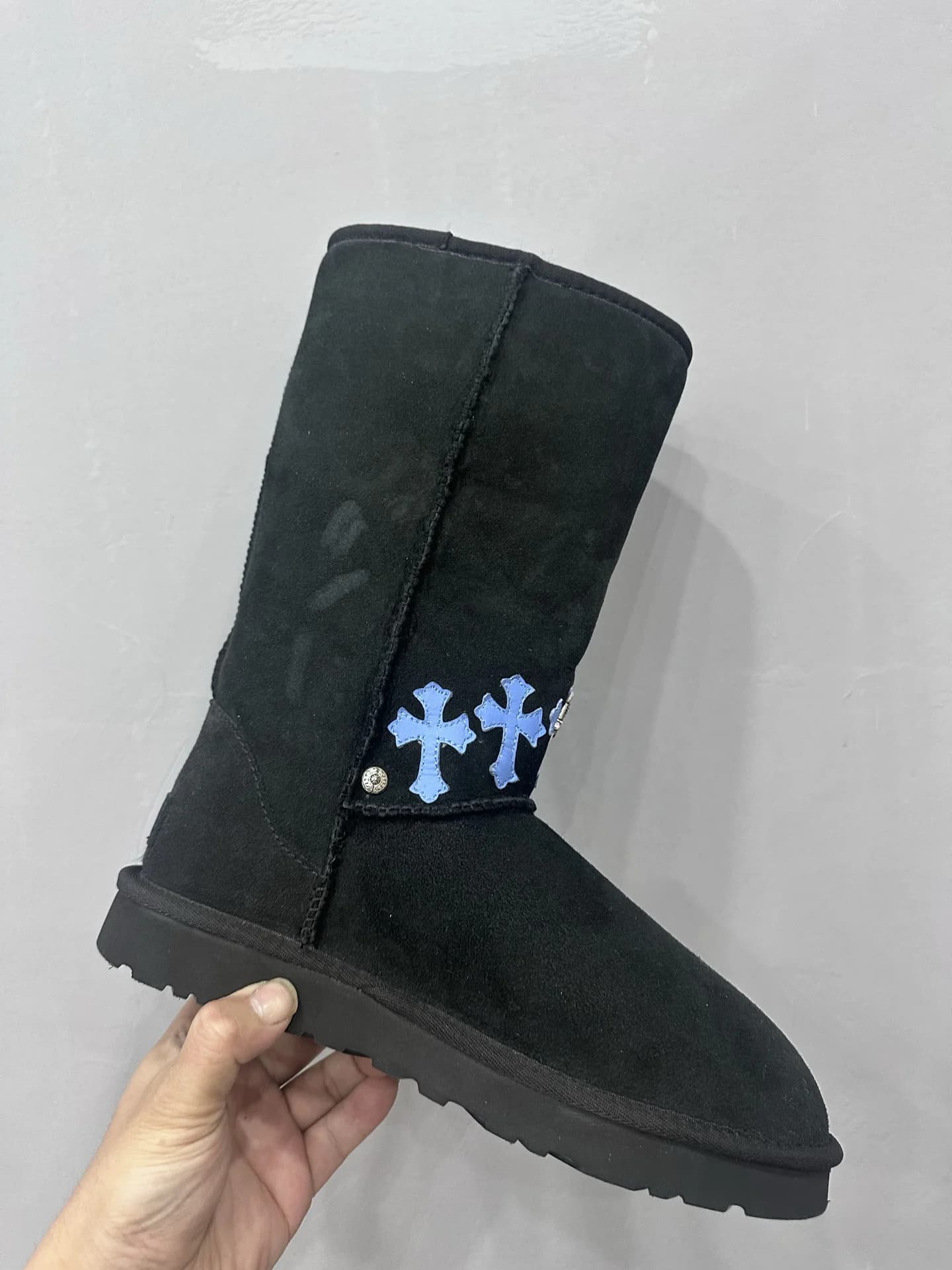 Высокие угги Chrome Hearts x UGG черного цвета, вид сбоку