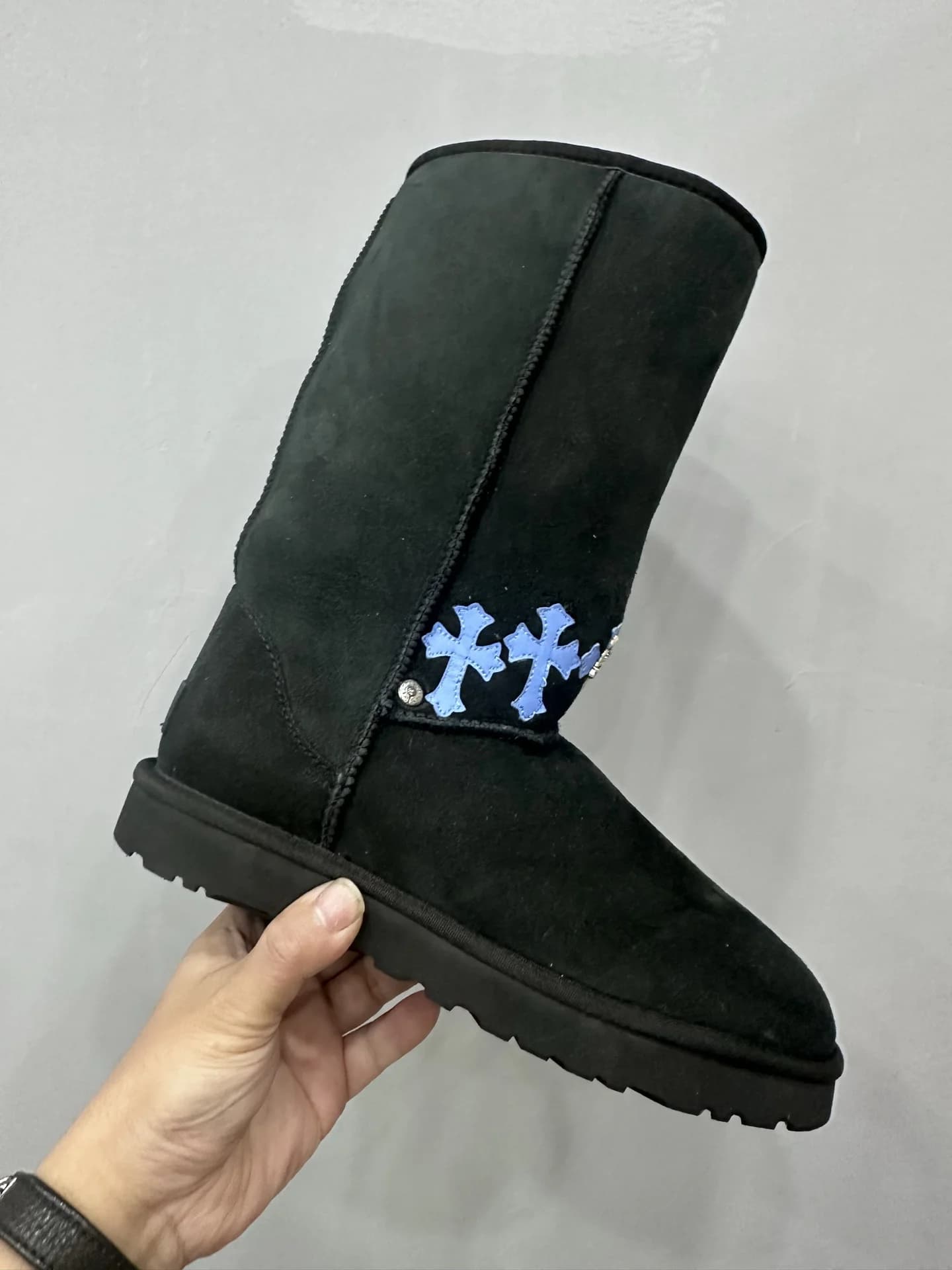 Сапоги Chrome Hearts x UGG с синими нашивками и серебряной фурнитурой