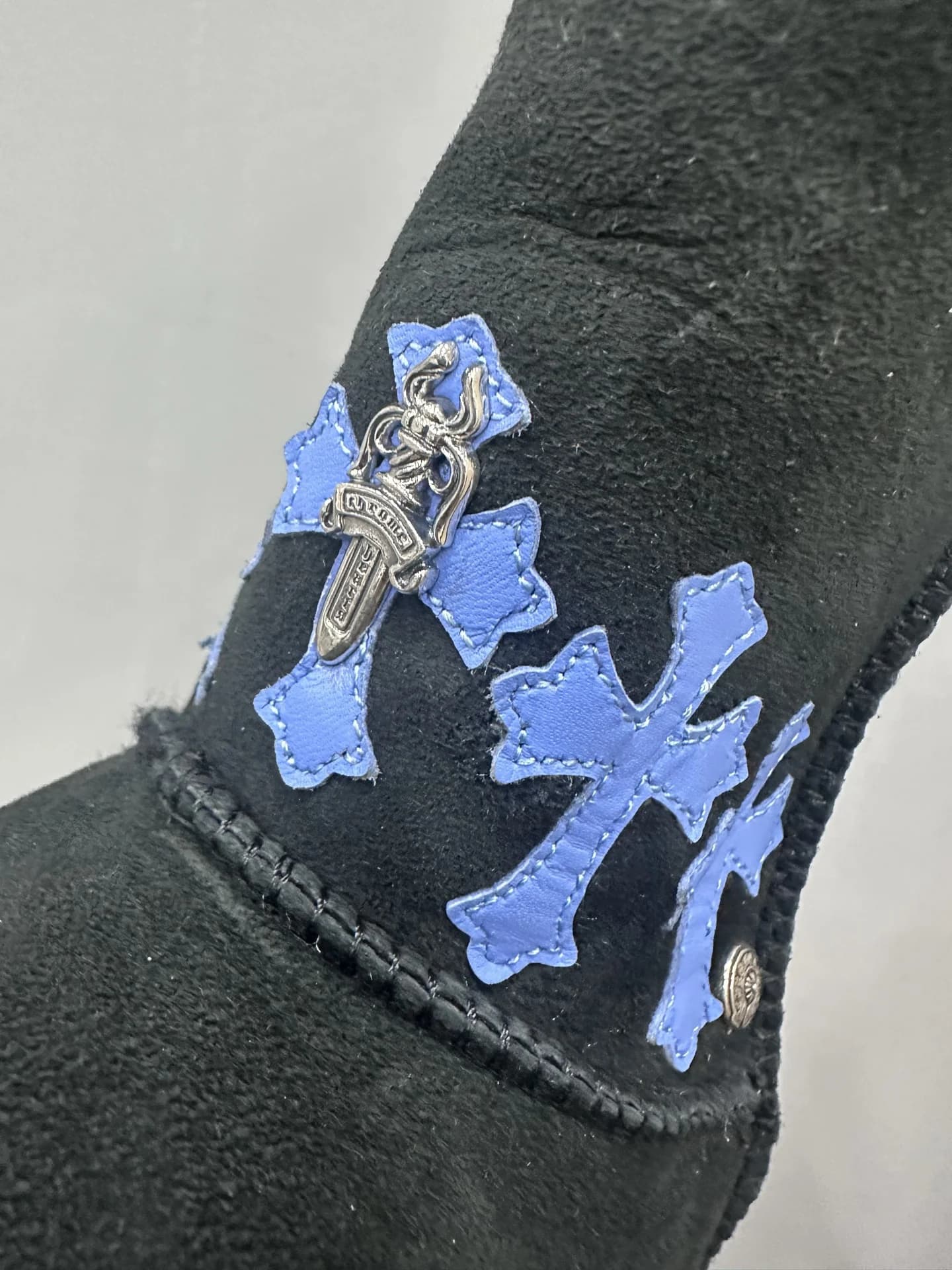 Серебряная фурнитура в виде кинжала на сапогах Chrome Hearts x UGG
