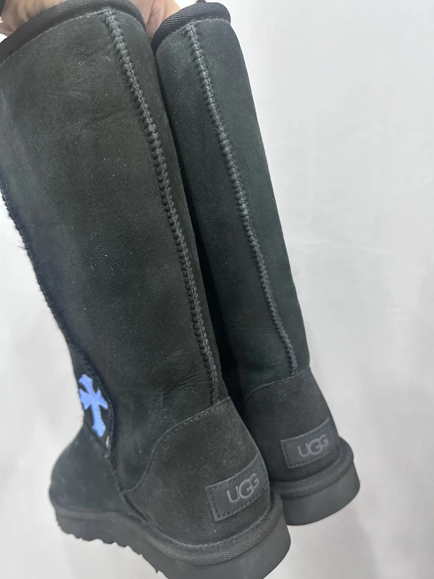 Задняя часть сапог Chrome Hearts x UGG с логотипом UGG